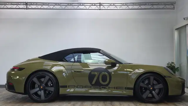 Porsche 911 view 11