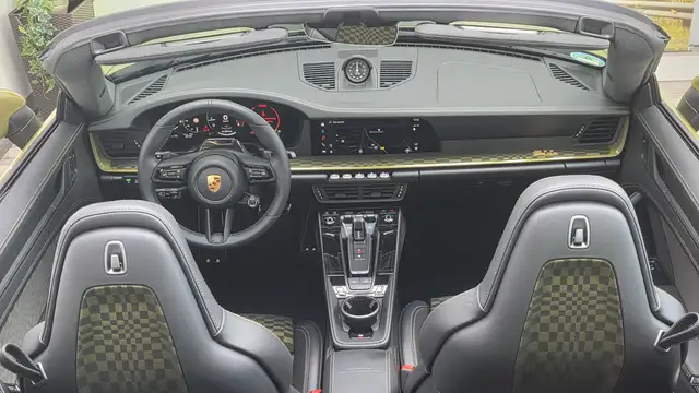 Porsche 911 view 14