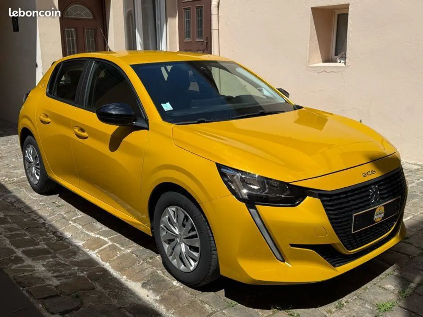 Peugeot 208 Like 1.2L VTI 75cv Essence véhicule, garanti, 10 a Jaune - 2