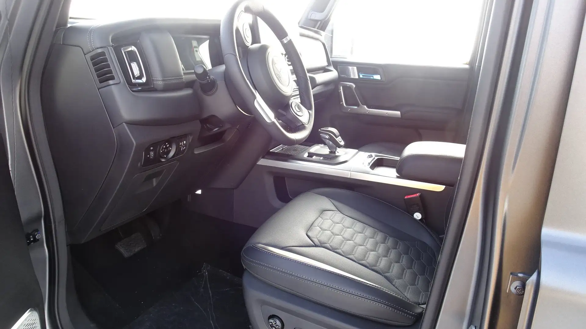 BAW 212 4WD/2.0 Diesel/8AT/360°/2,5t AHL. VERFÜGBAR Grau - 2