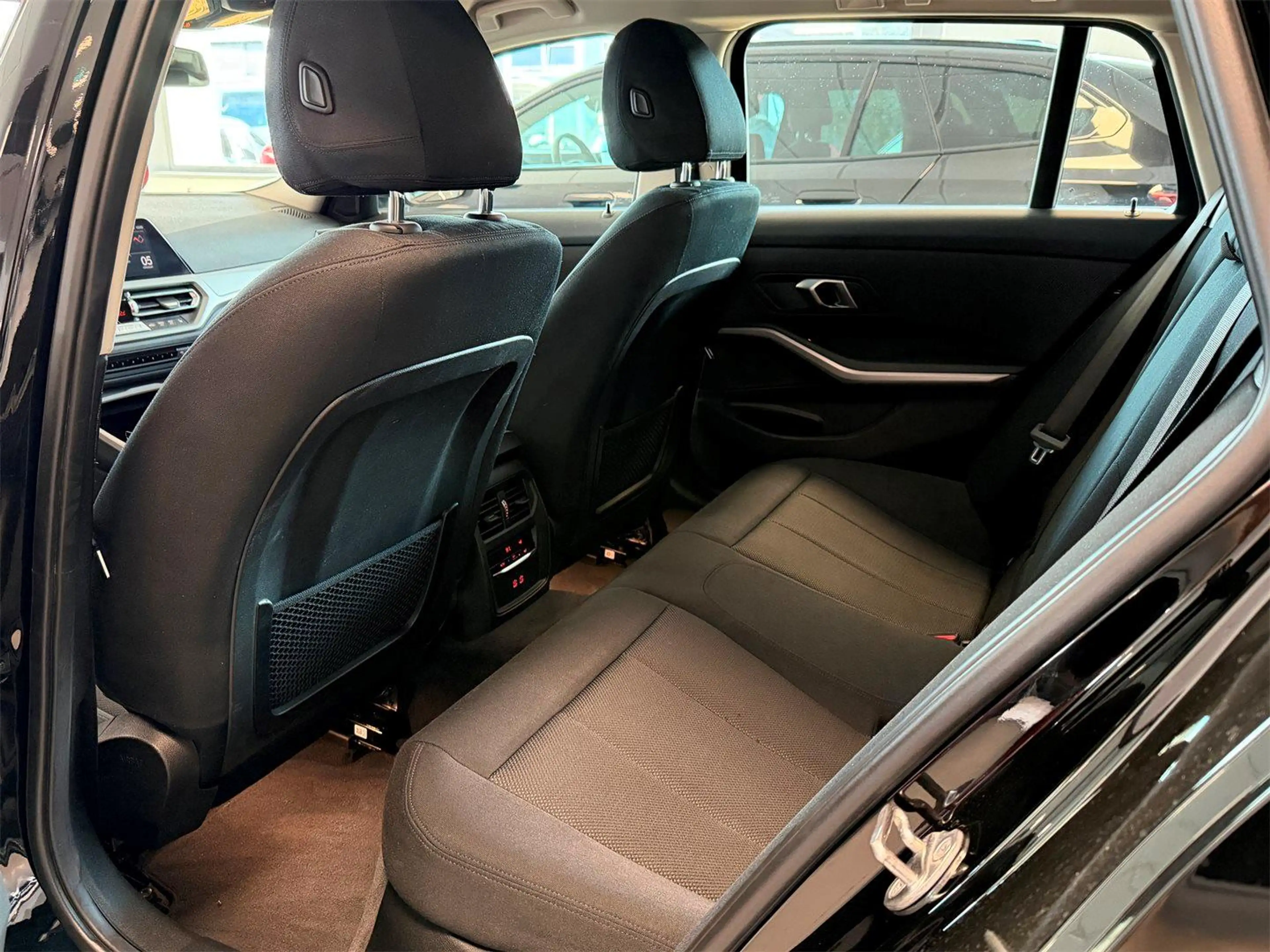 BMW 318 d 48 V Touring G21 — photo 13