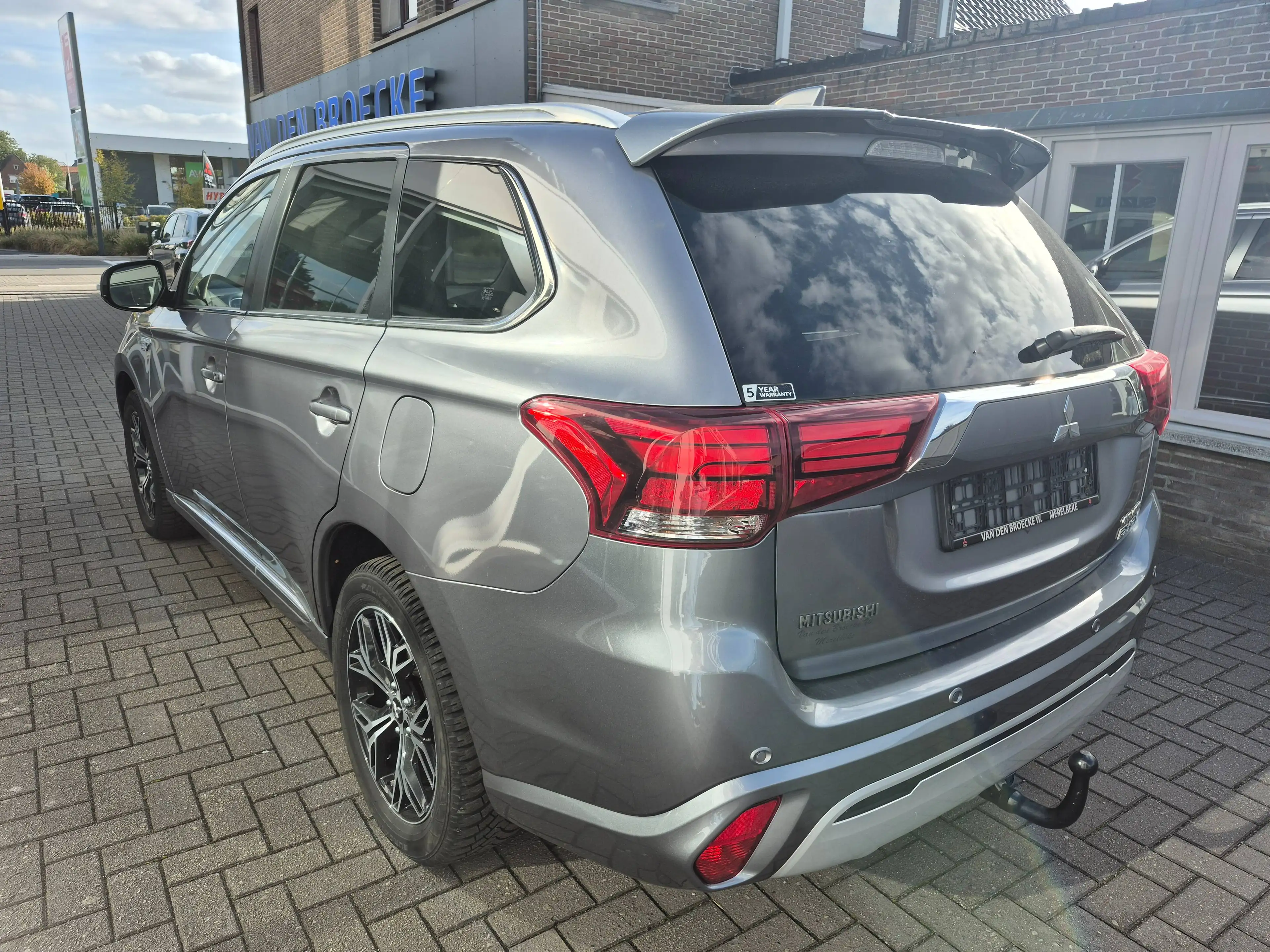 Mitsubishi Outlander Outlander PHEV 2.4i 4WD Business Edition — photo 4