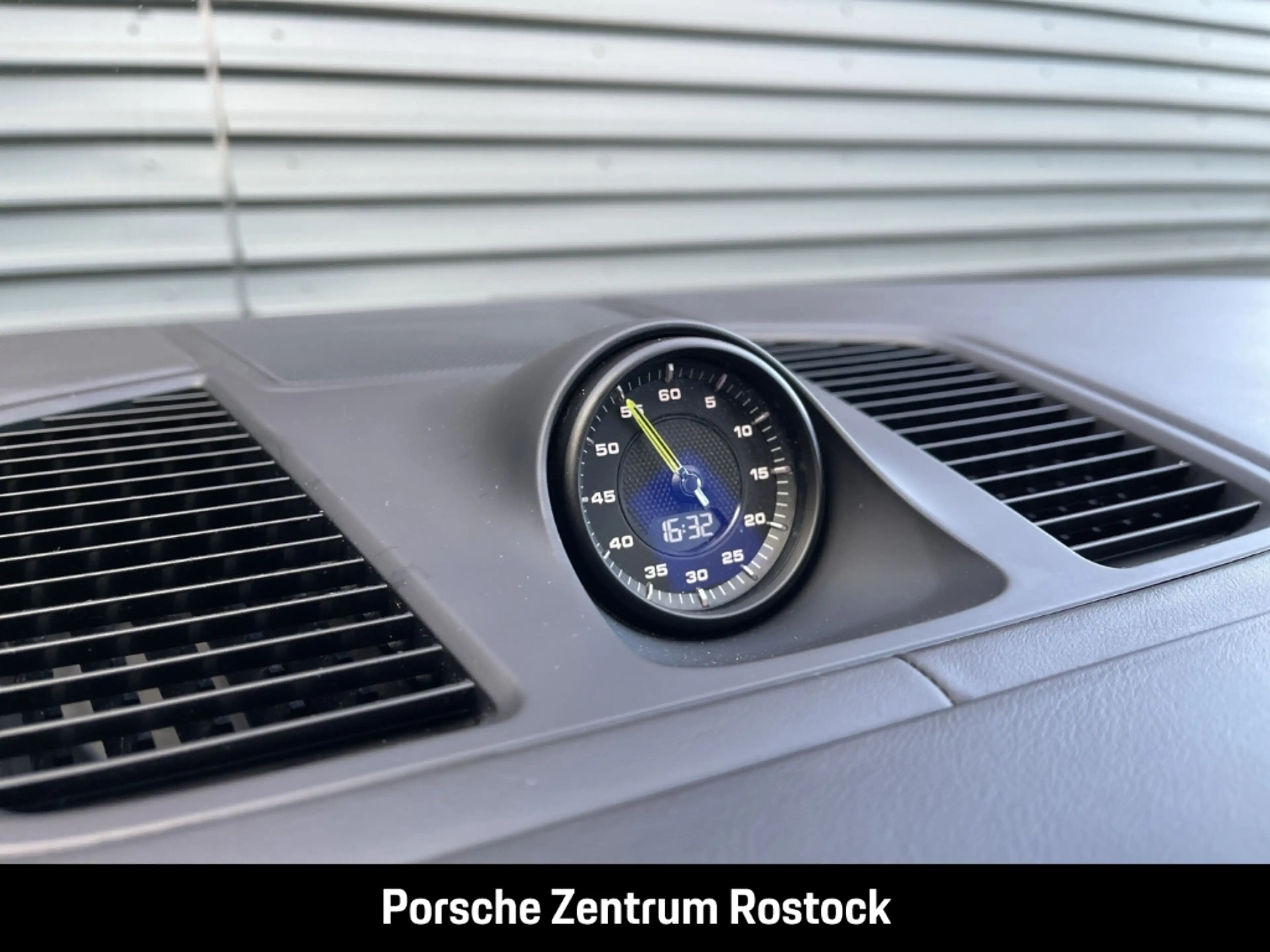 Porsche Cayenne Turbo S E-Hybrid — photo 11