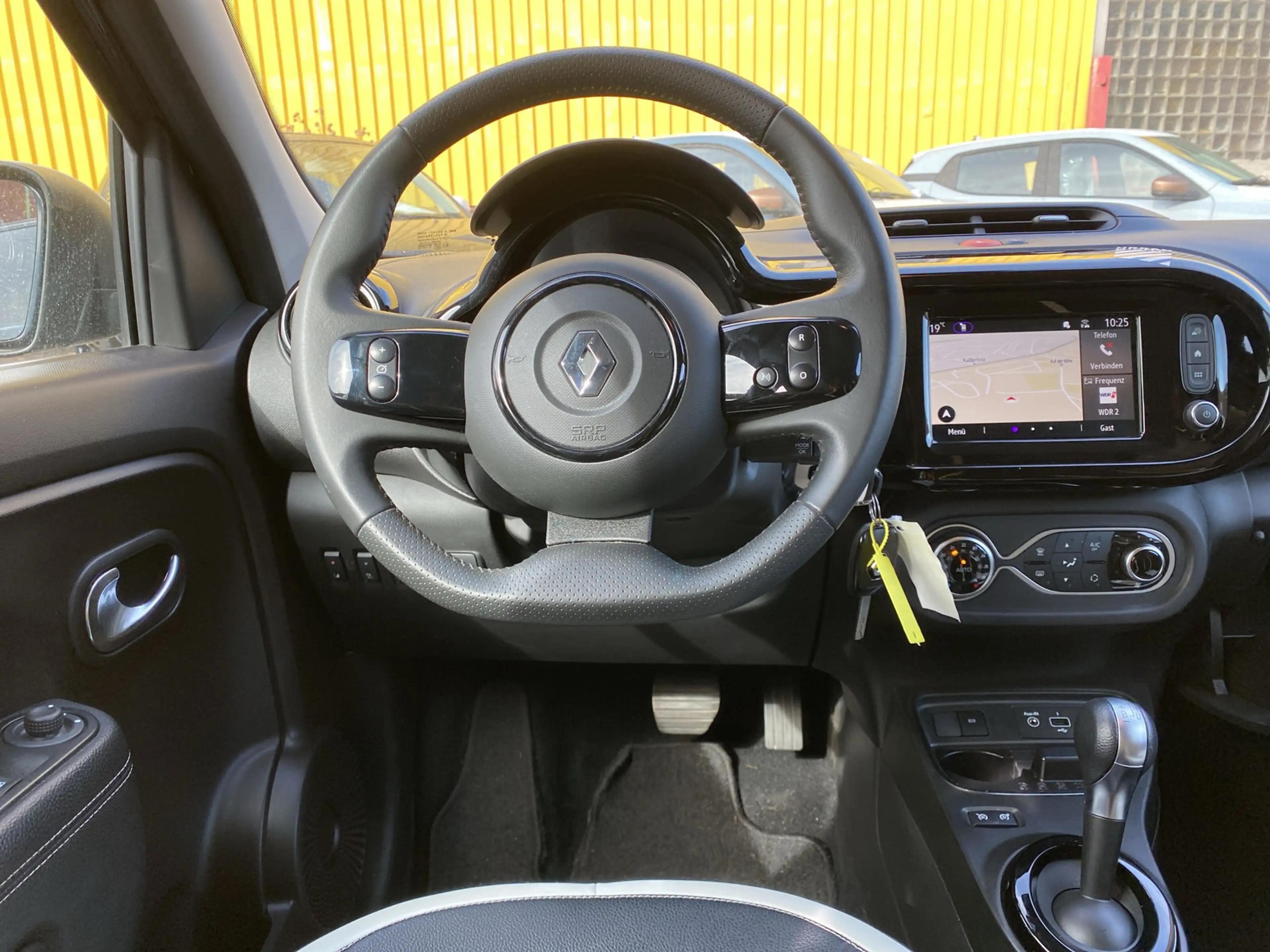Renault Twingo Techno Electric Scheckheft PDC Navi — photo 5