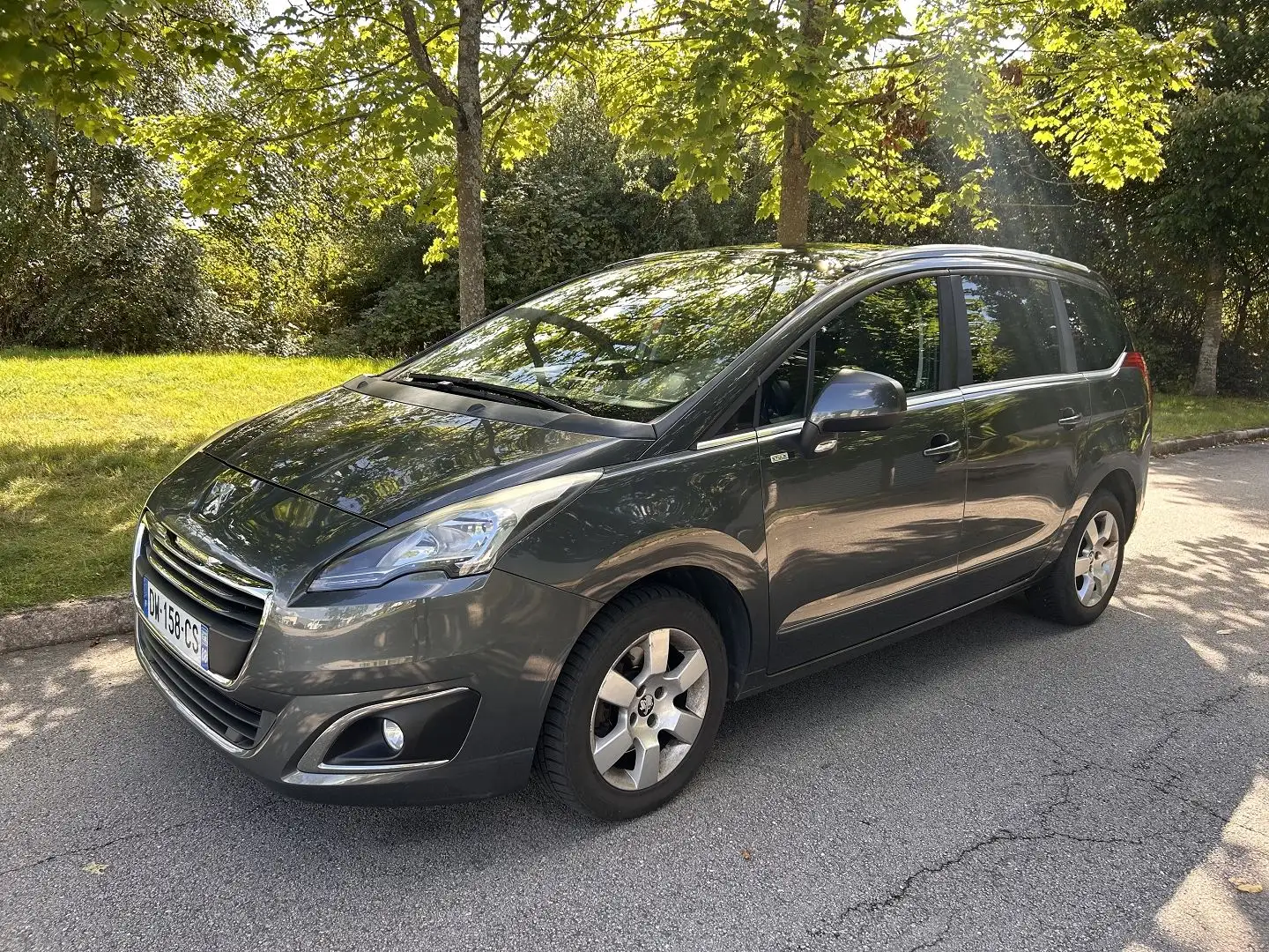 Peugeot 5008 1.6 BLUEHDI 120CH STYLE II S\u0026S Grau - 1