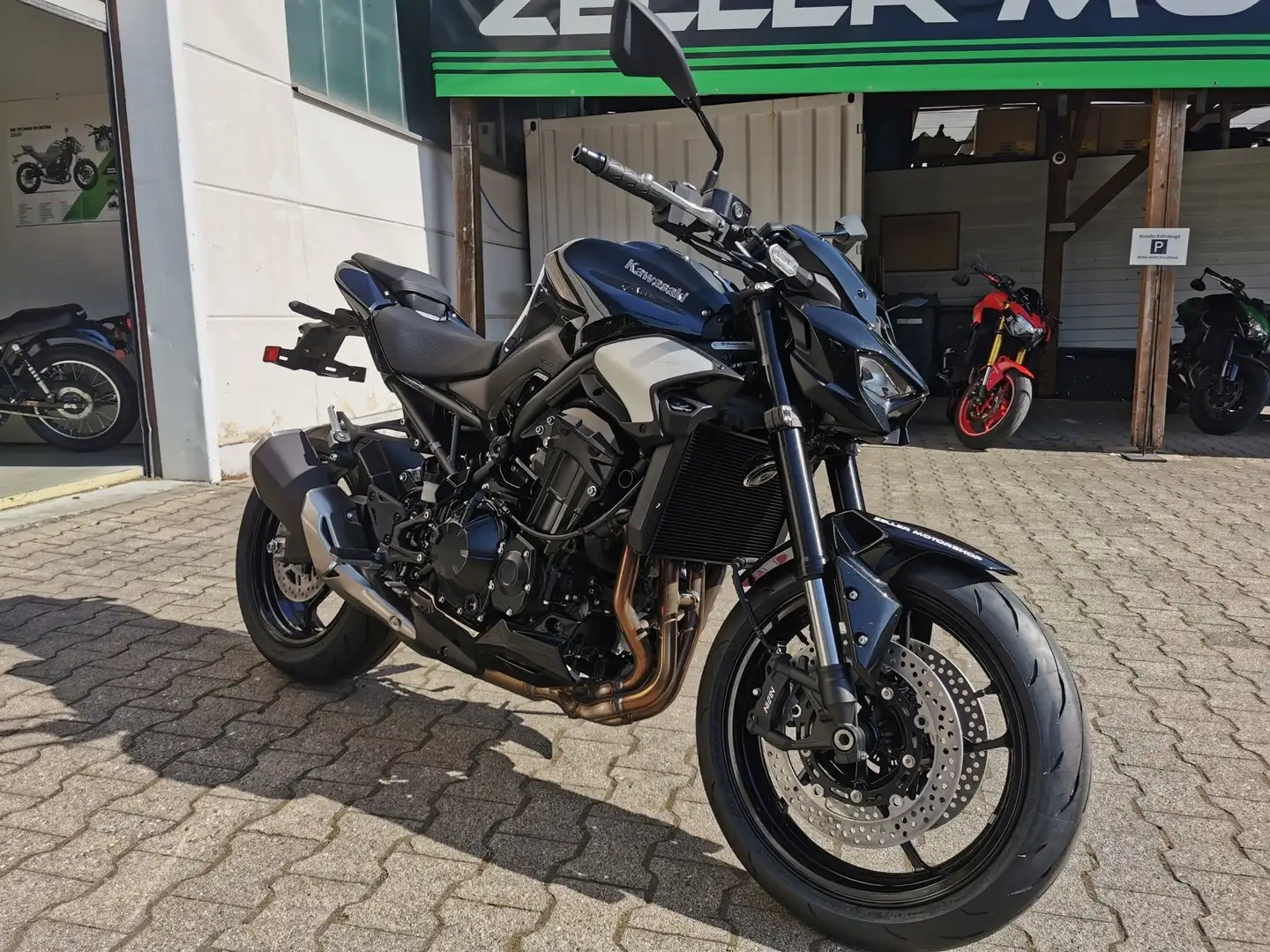 Kawasaki Z 900 Zwart - 1