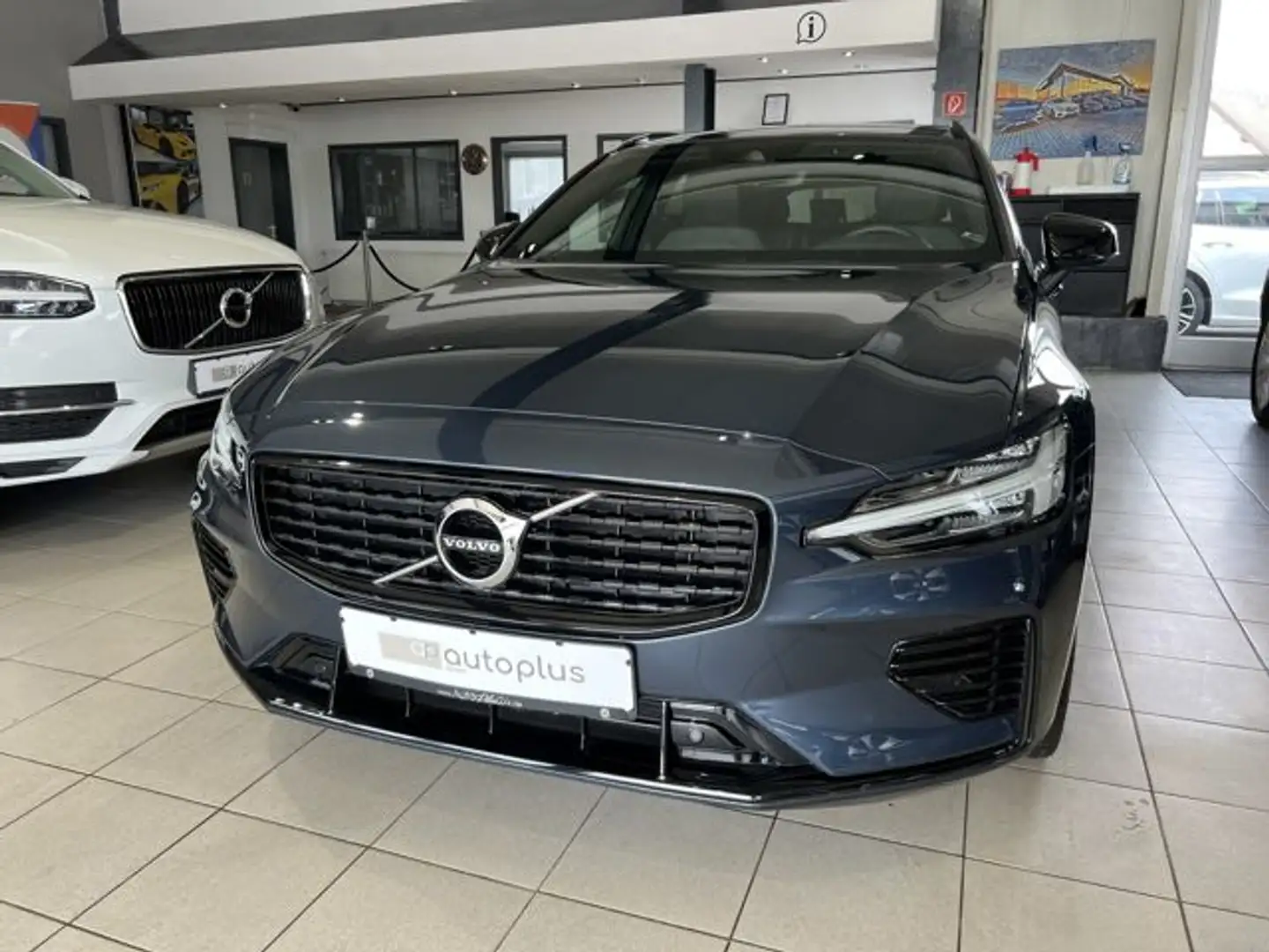 Volvo V60 T6 R-Design Recharge AWD Pano LED WinterPkt Niebieski - 2