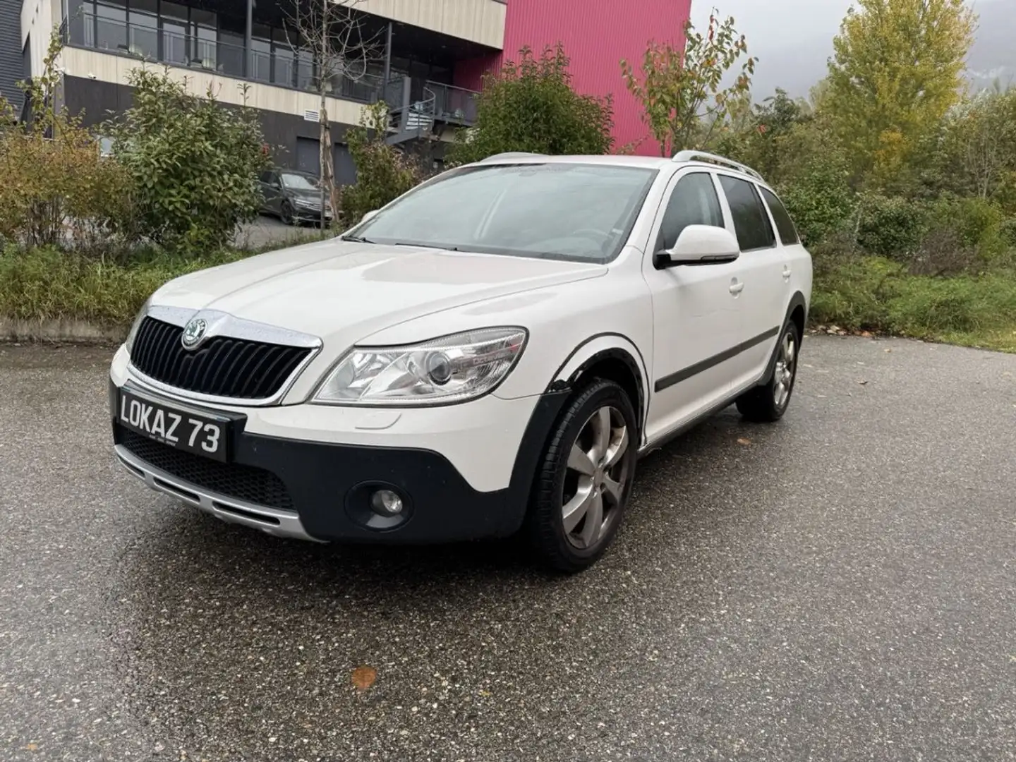 Skoda Octavia COMBI SCOOT PLUS 4X4 2.0 TDI 140CH Weiß - 1