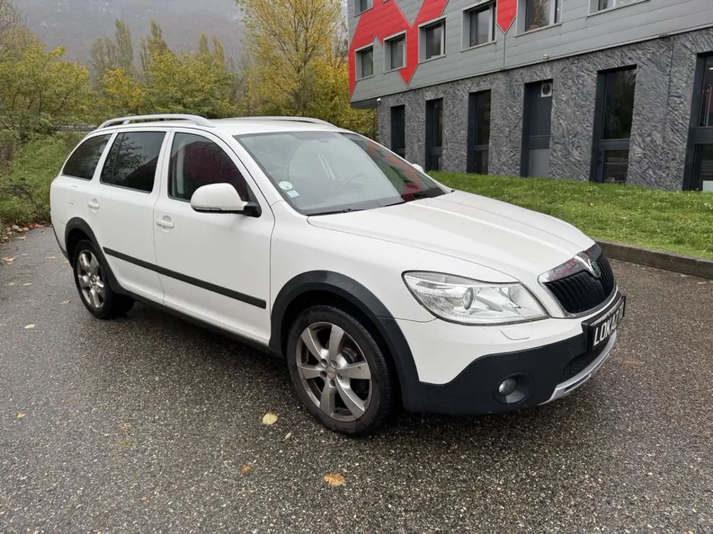 Skoda Octavia COMBI SCOOT PLUS 4X4 2.0 TDI 140CH Weiß - 2
