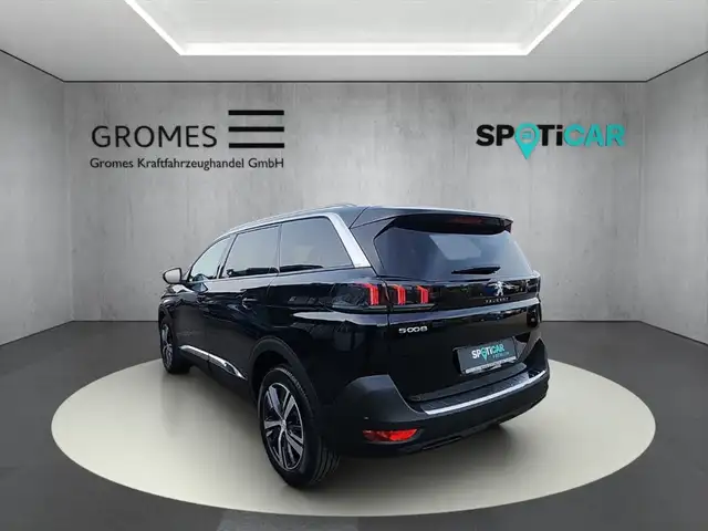 Peugeot 5008 view 5
