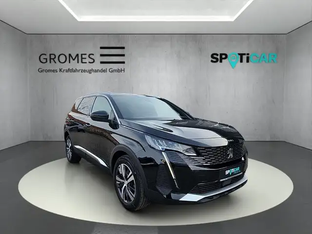 Peugeot 5008 main image
