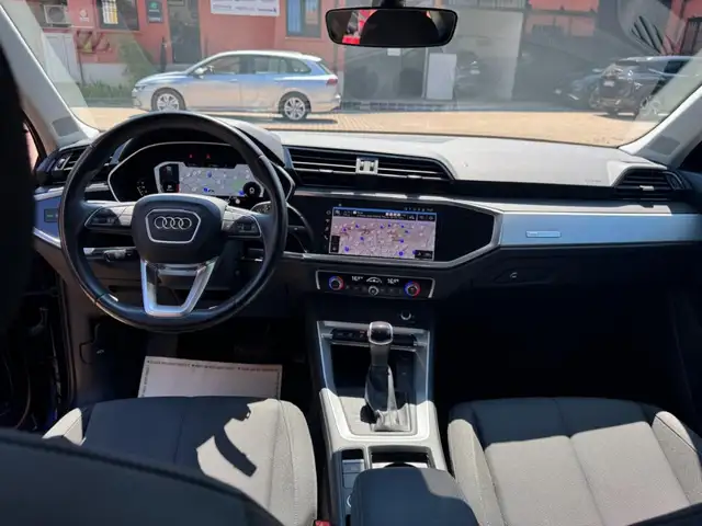 Audi Q3 view 9