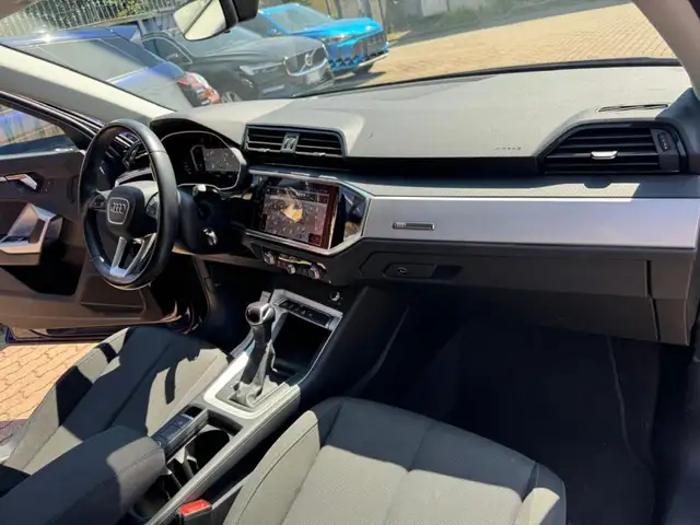 Audi Q3 view 10