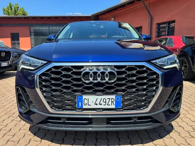Audi Q3 view 3