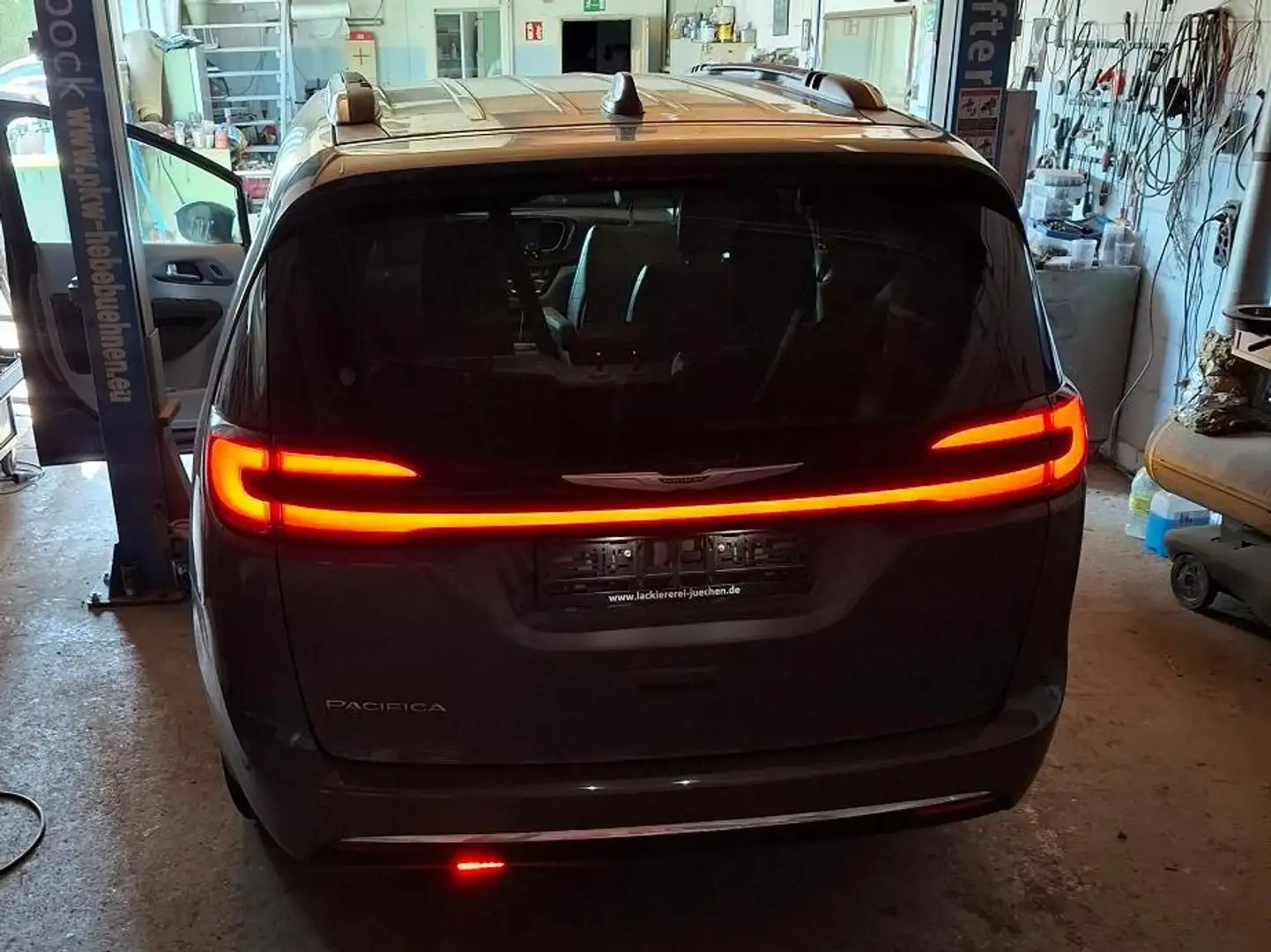 Chrysler Pacifica Gris - 2