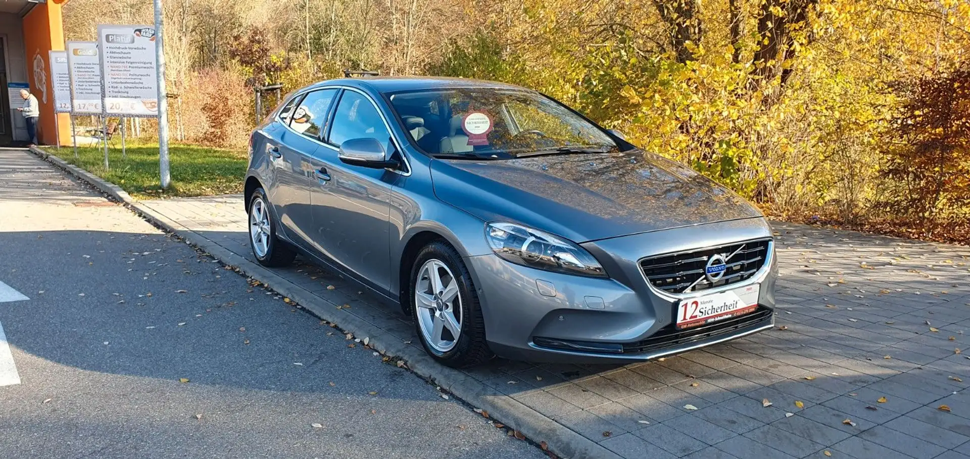 Volvo V40 Momentum*NAVI*SHZ*PDC*TEMOPMAT*KLIMAAUT.* Grau - 1