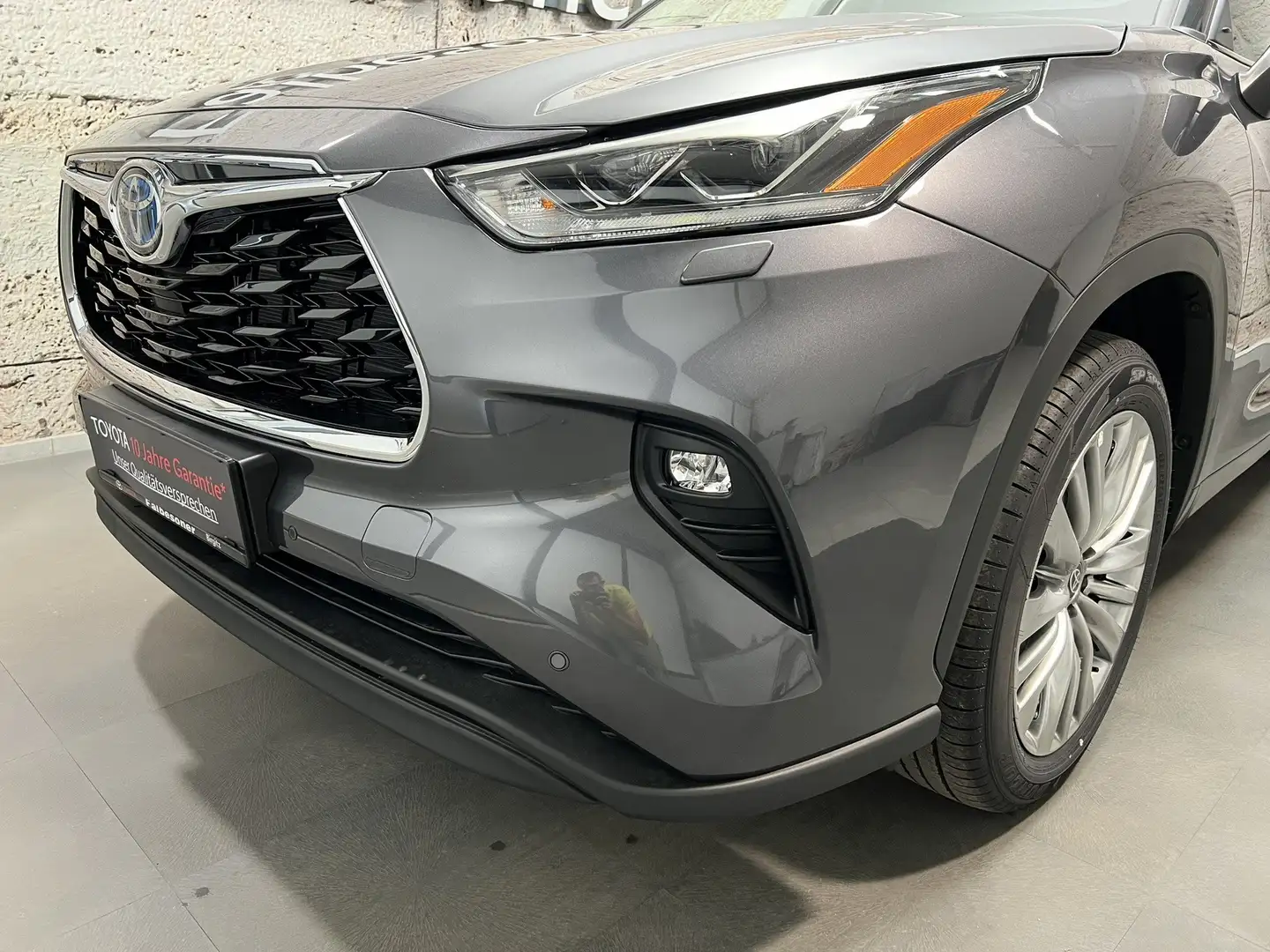Toyota Highlander 2,5 Hybrid Style 248PS + Winterräder 20" Šedá - 2