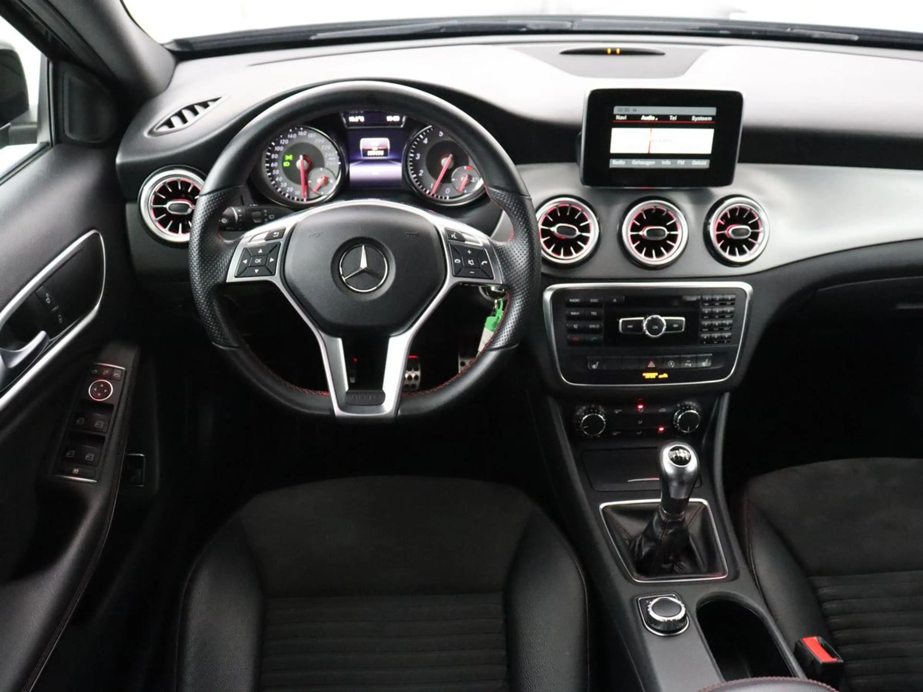 Mercedes-Benz GLA 200 AMG Line | Panoramadak | Stoelverwarming | Leder/A — photo 3