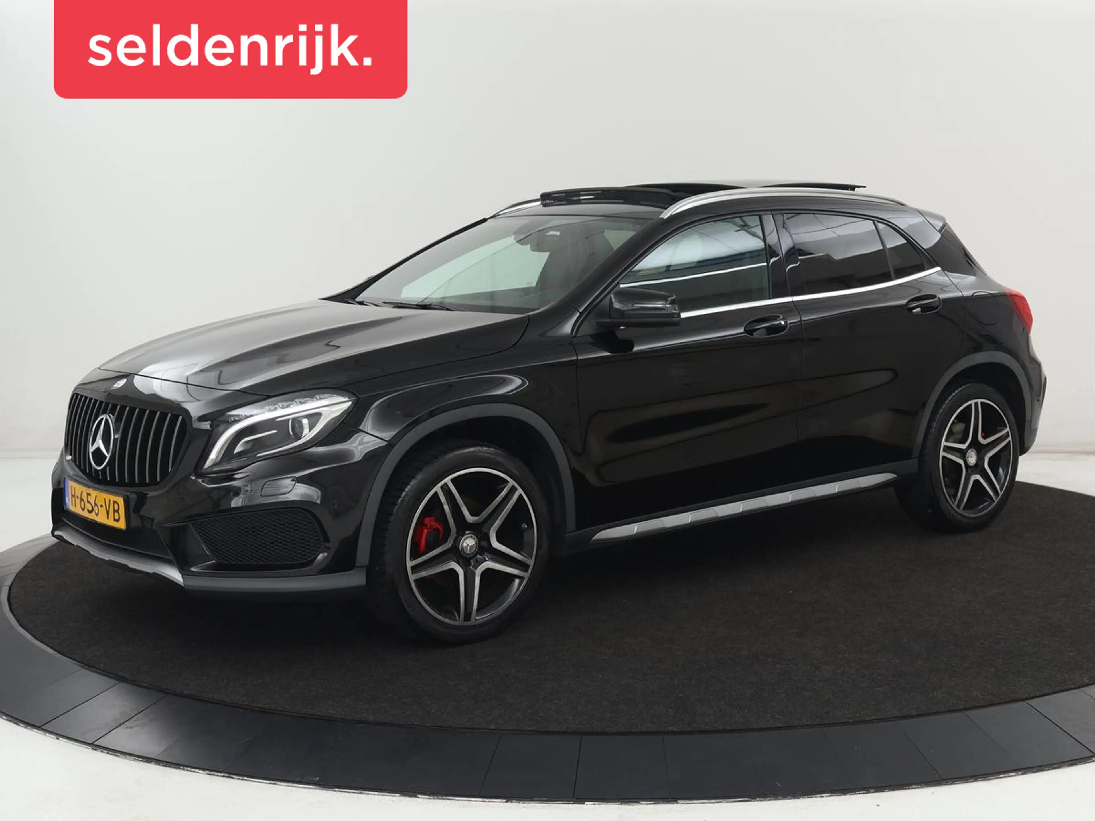 Mercedes-Benz GLA 200 AMG Line | Panoramadak | Stoelverwarming | Leder/A