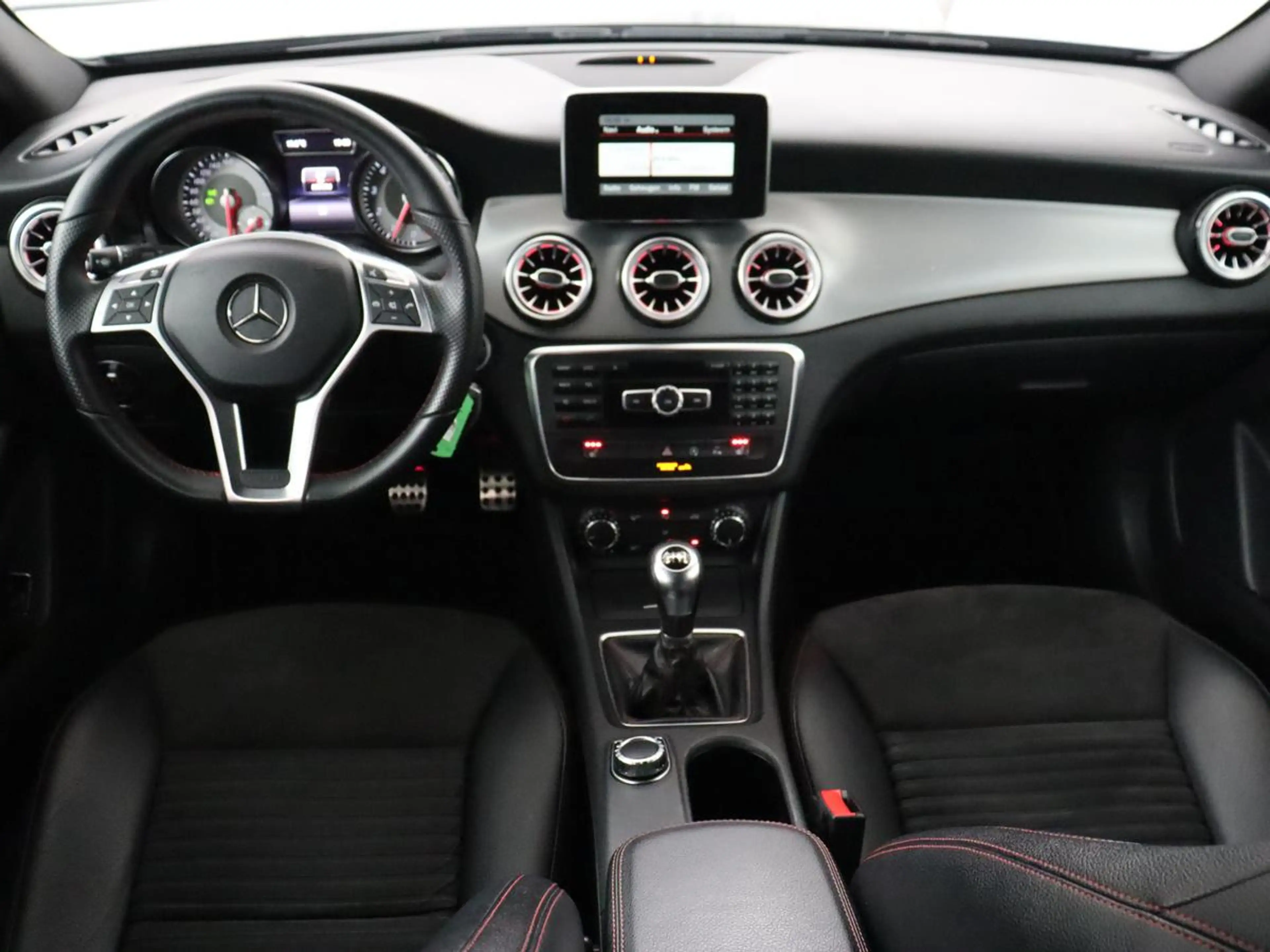 Mercedes-Benz GLA 200 AMG Line | Panoramadak | Stoelverwarming | Leder/A — photo 8