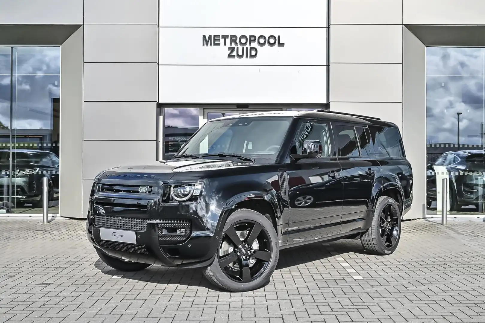 Land Rover Defender 130 D300 X-Dynamic SE AWD Auto Noir - 1
