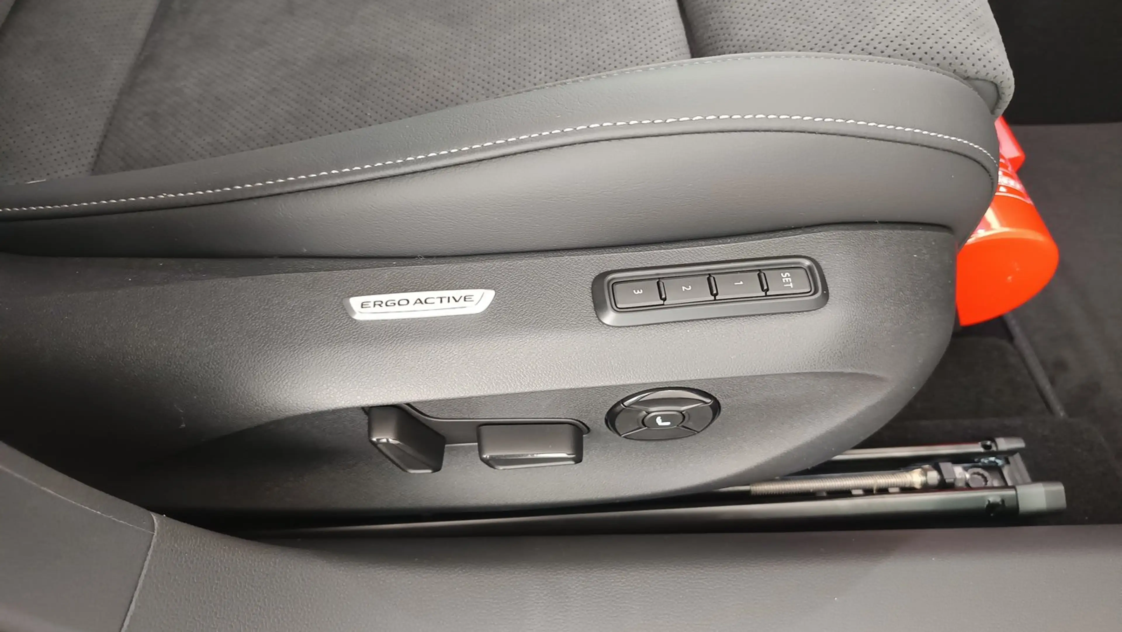 Volkswagen Passat Variant Business eHybrid 150kW — photo 12