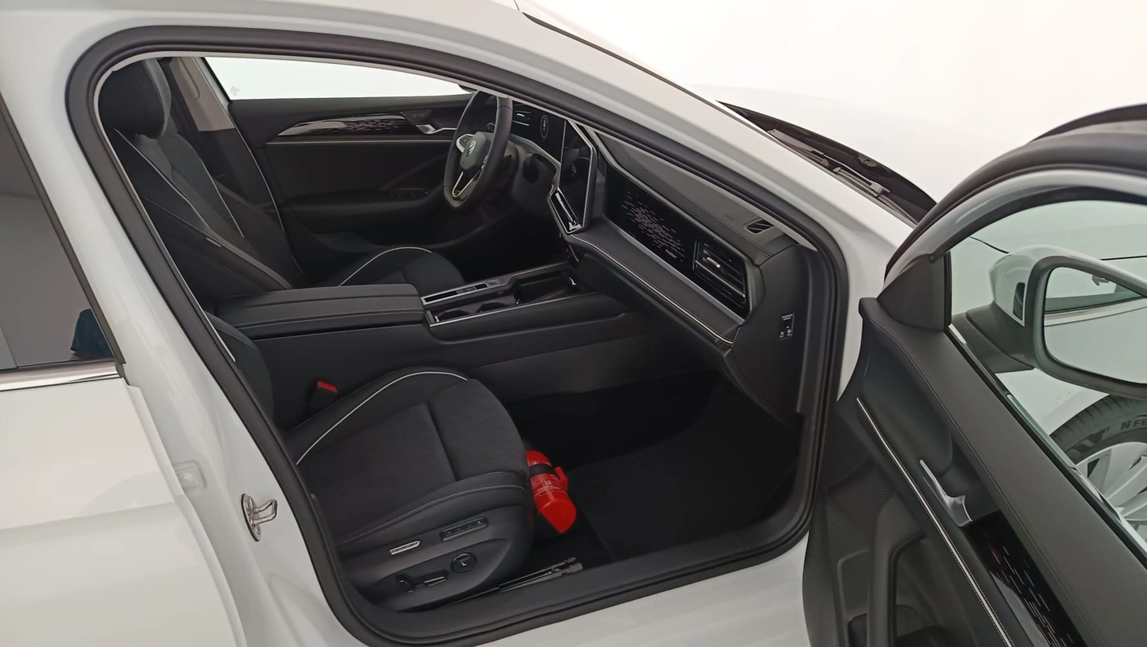 Volkswagen Passat Variant Business eHybrid 150kW — photo 11