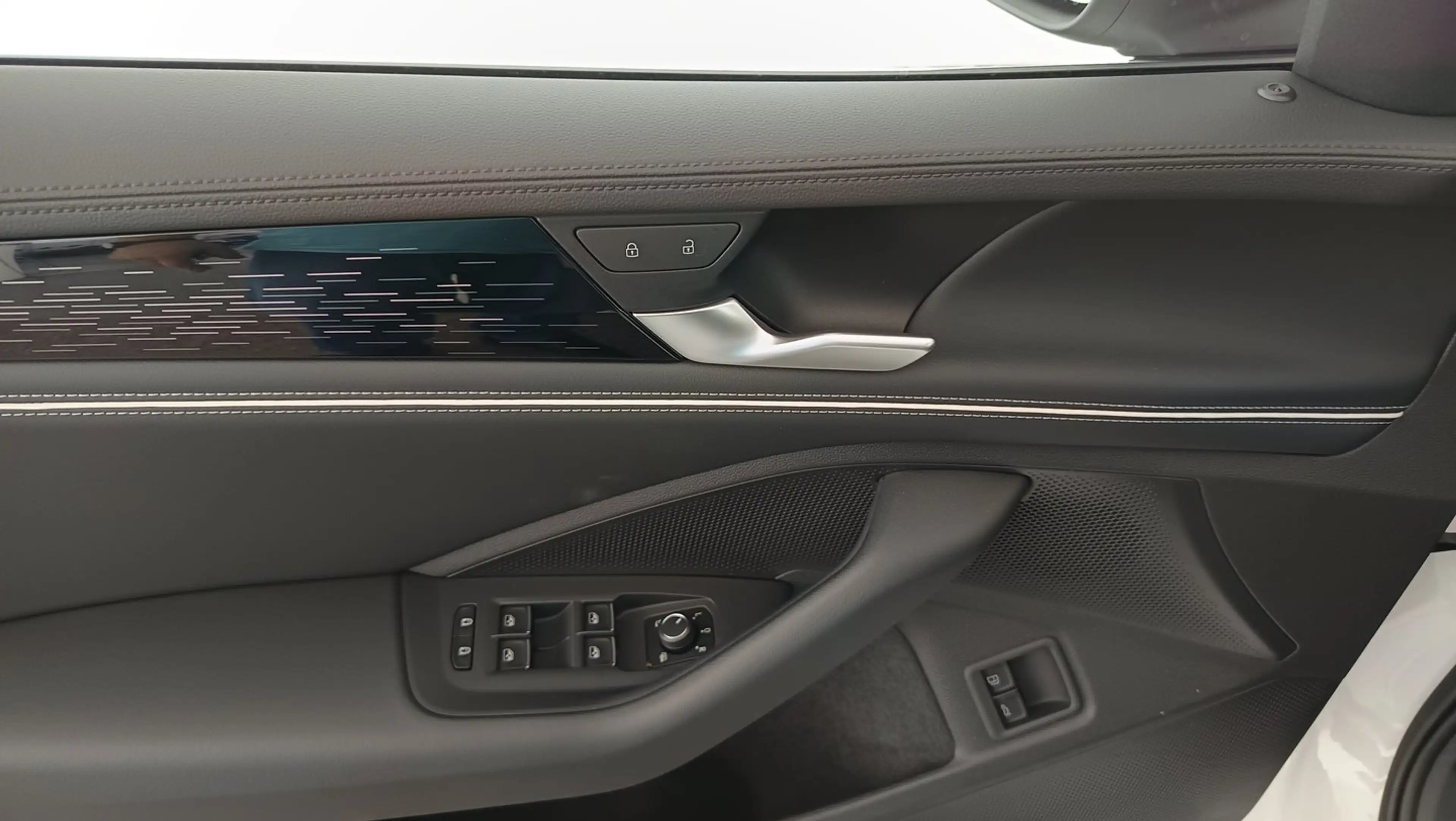 Volkswagen Passat Variant Business eHybrid 150kW — photo 13