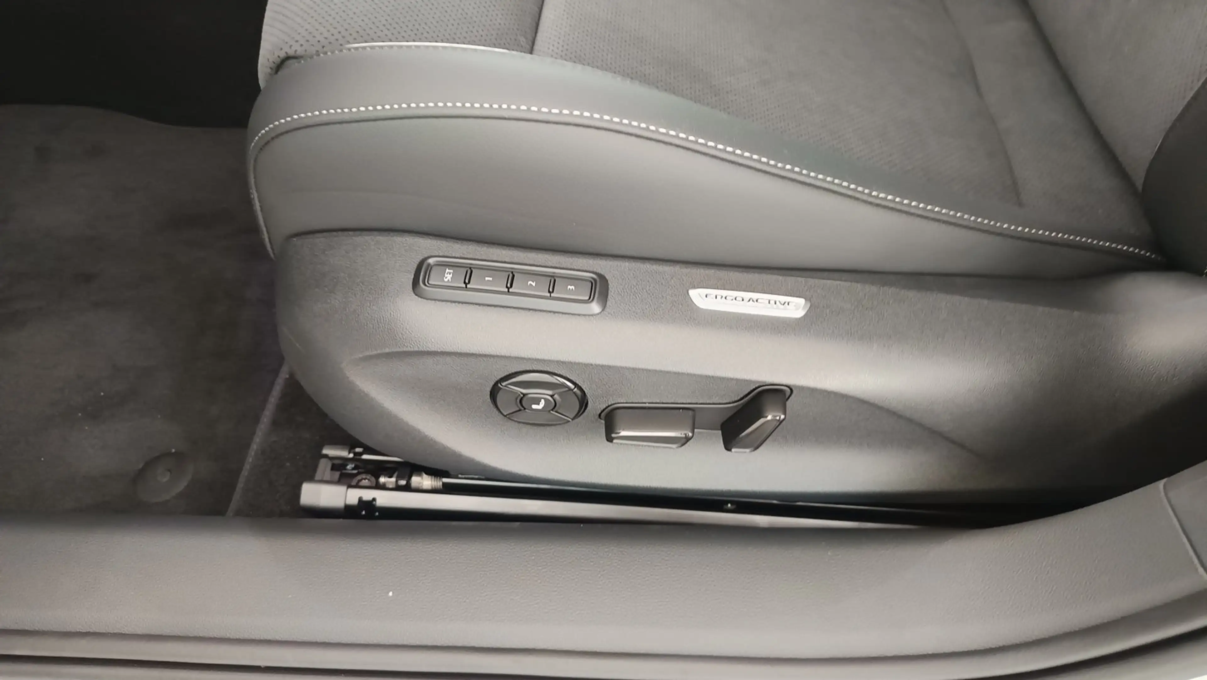 Volkswagen Passat Variant Business eHybrid 150kW — photo 8