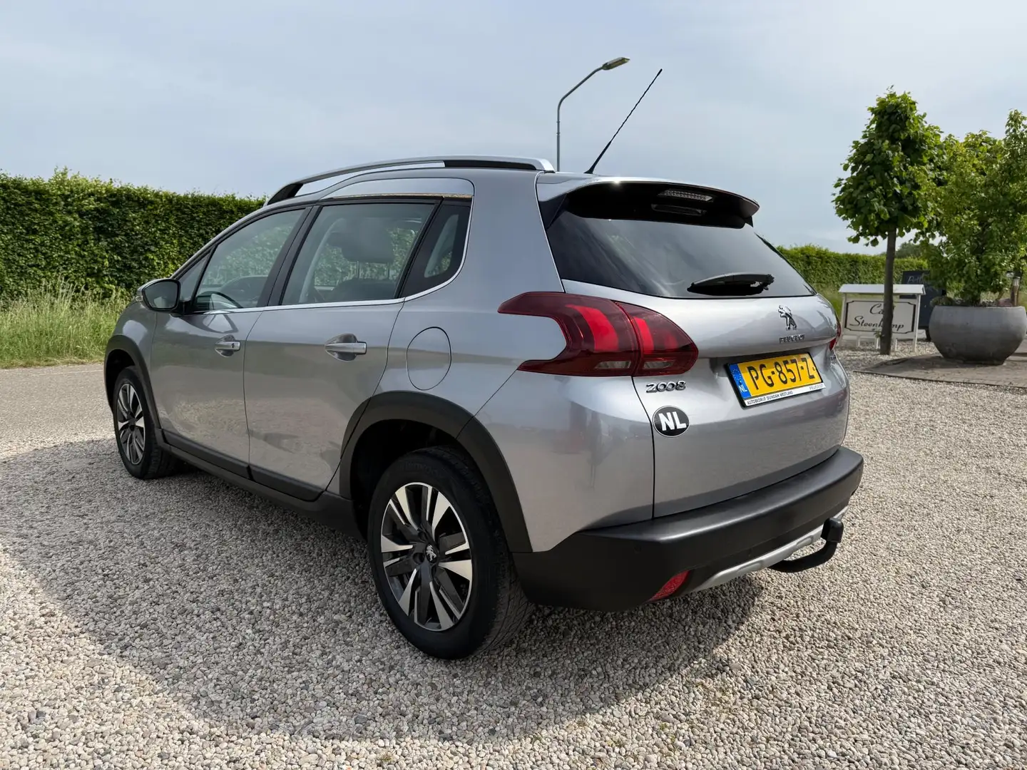 Peugeot 2008 1.2 PureTech Allure 110PK | VOL Automaat | Navi | Grigio - 2