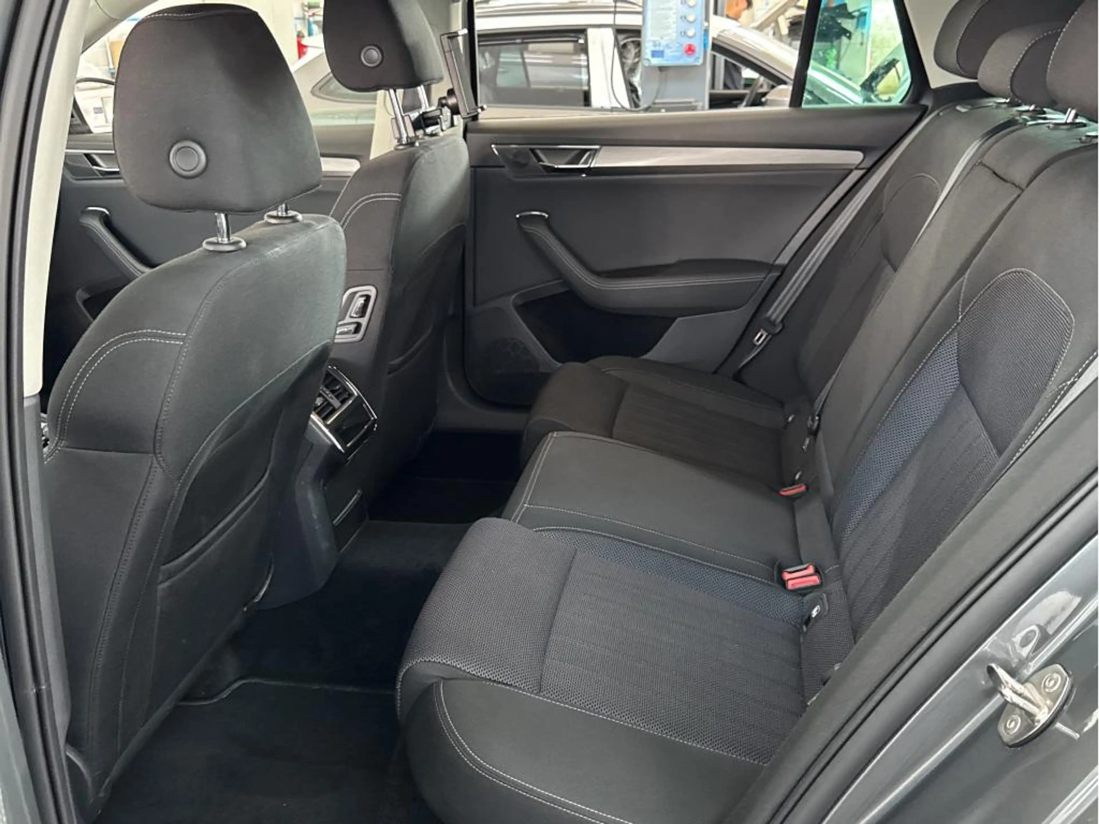 Skoda Superb Combi 2.0 TDI Style MATRIX-LED KAMERA — photo 13