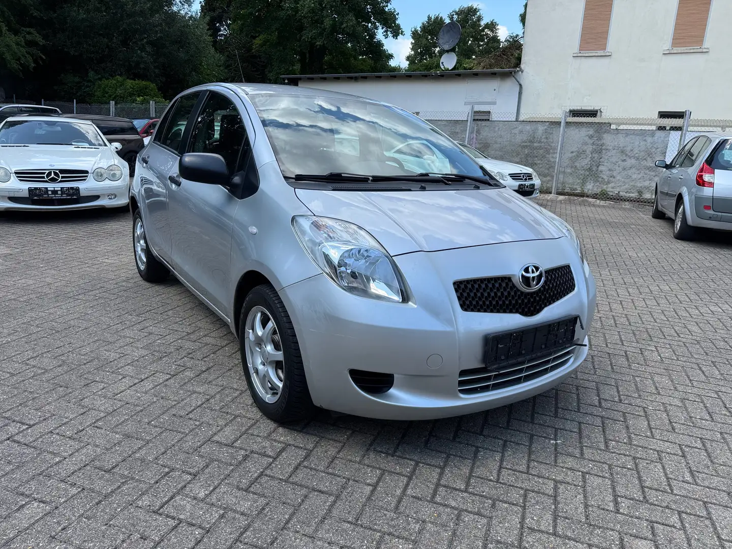 Toyota Yaris Klima, Alufelgen, Elktr. Fensterheber… Grau - 1
