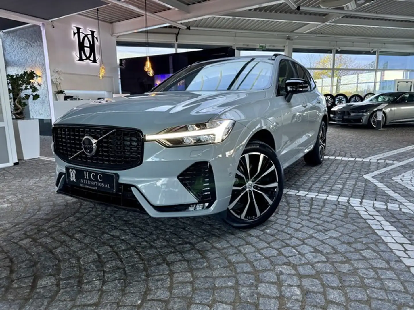 Volvo XC60 2.0 Hybrid AWD Ultra Dark Neuwertig Grijs - 2