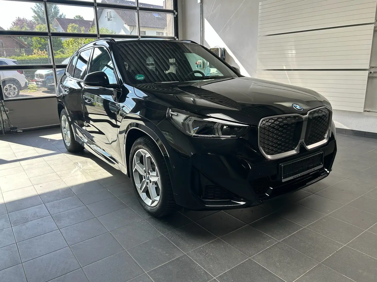 BMW iX1 30 xDrive M Sport Pano_AHK_DrivAssPro_HUD_HarmKard Schwarz - 2