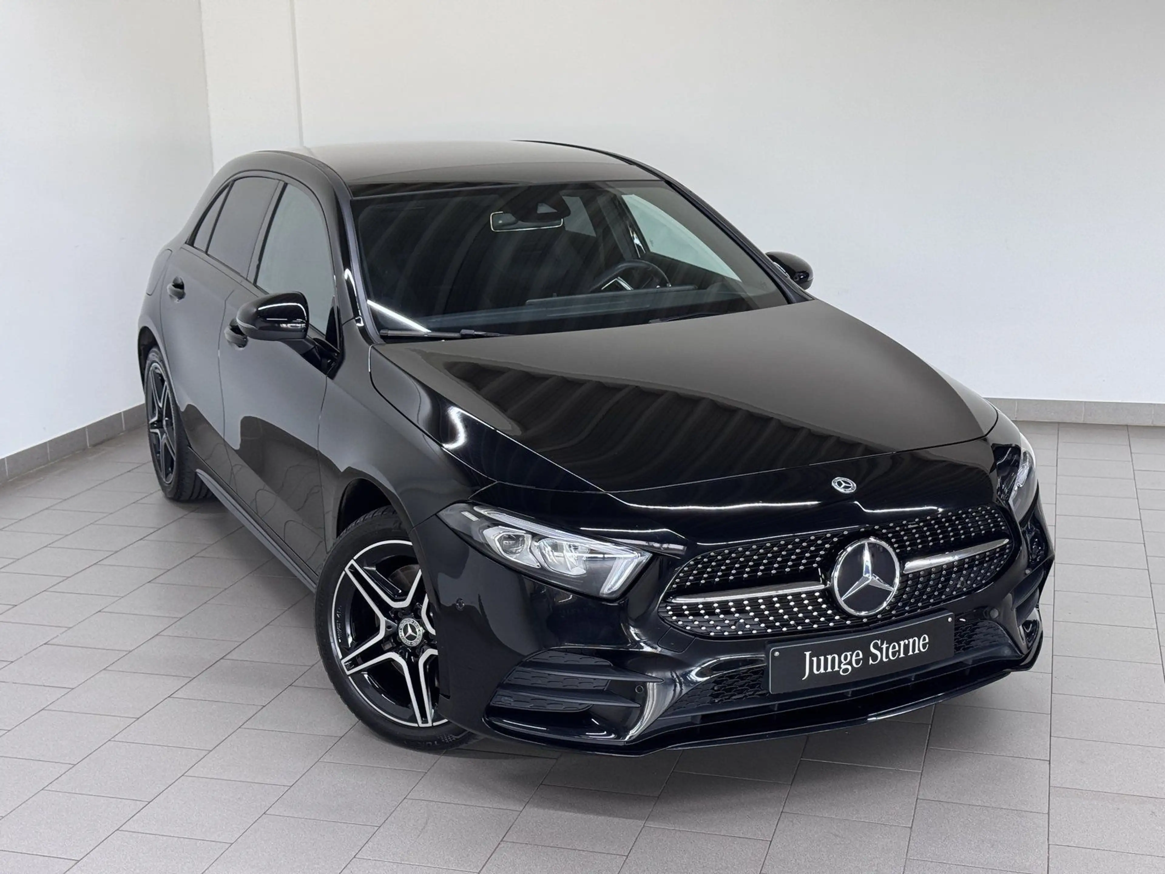 Mercedes-Benz A 250 e AMG+NIGHT+PANO+AHK+LED+KAMERA+AMBIENTE — photo 2