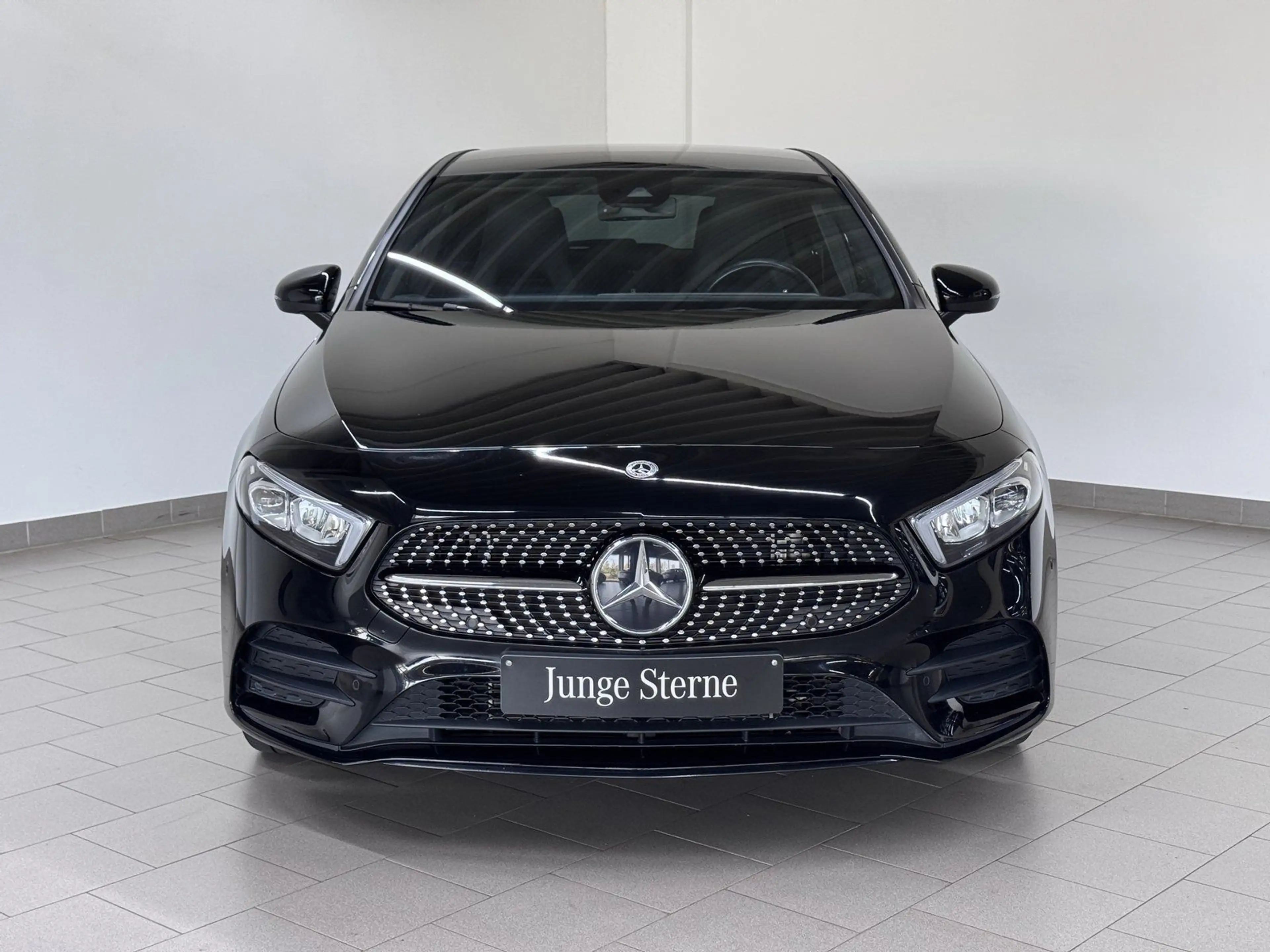 Mercedes-Benz A 250 e AMG+NIGHT+PANO+AHK+LED+KAMERA+AMBIENTE — photo 4