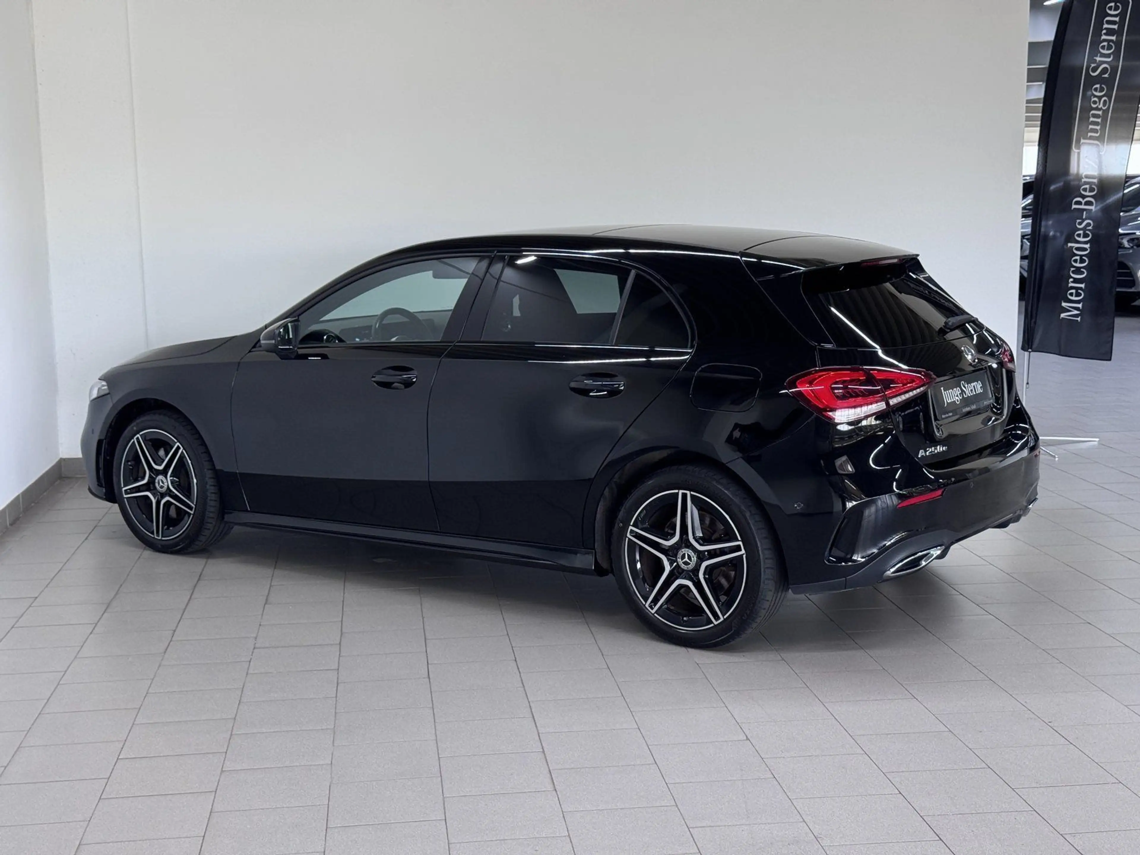 Mercedes-Benz A 250 e AMG+NIGHT+PANO+AHK+LED+KAMERA+AMBIENTE — photo 3