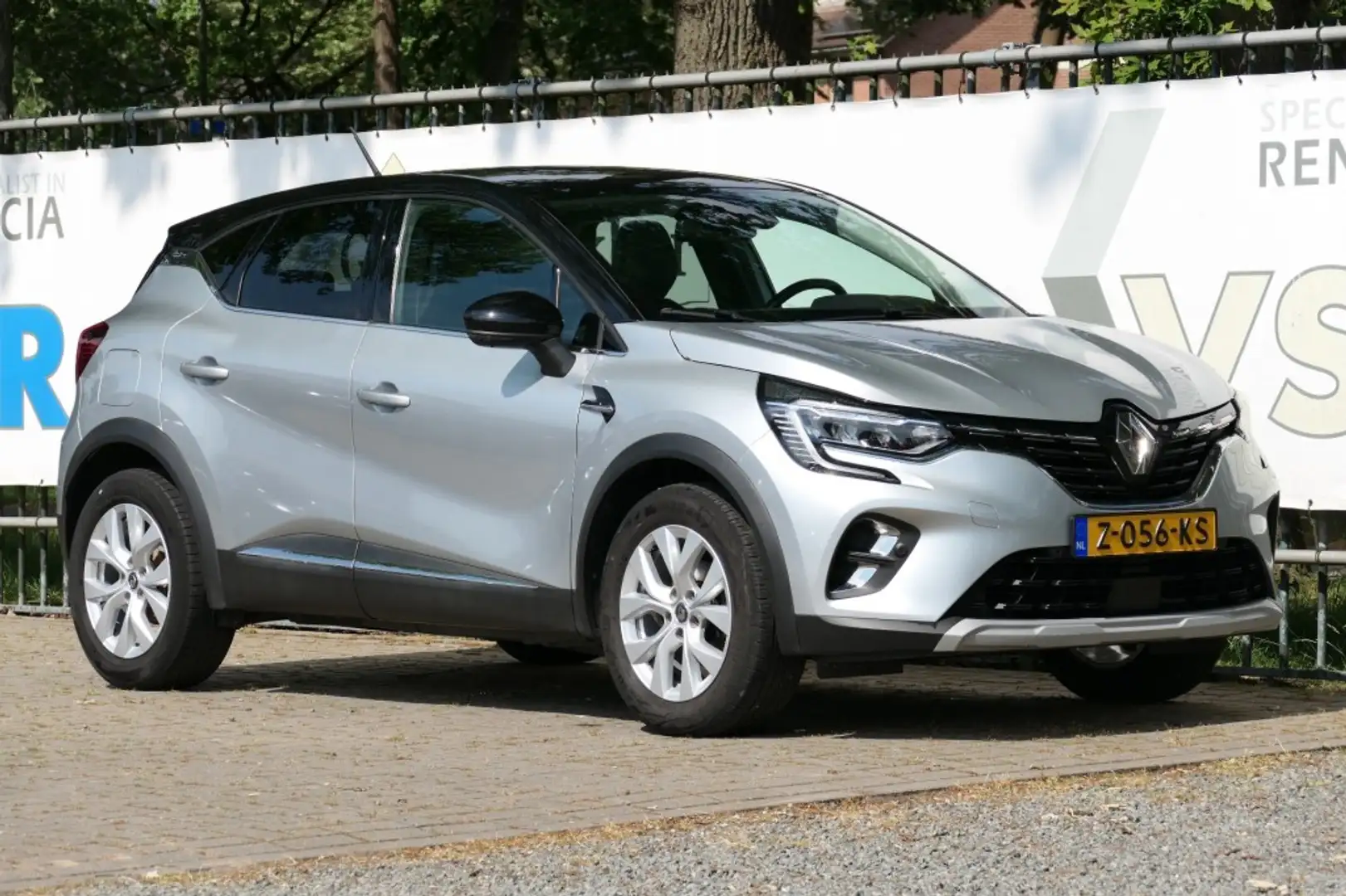 Renault Captur TCe 100 Intens Zilver - 1