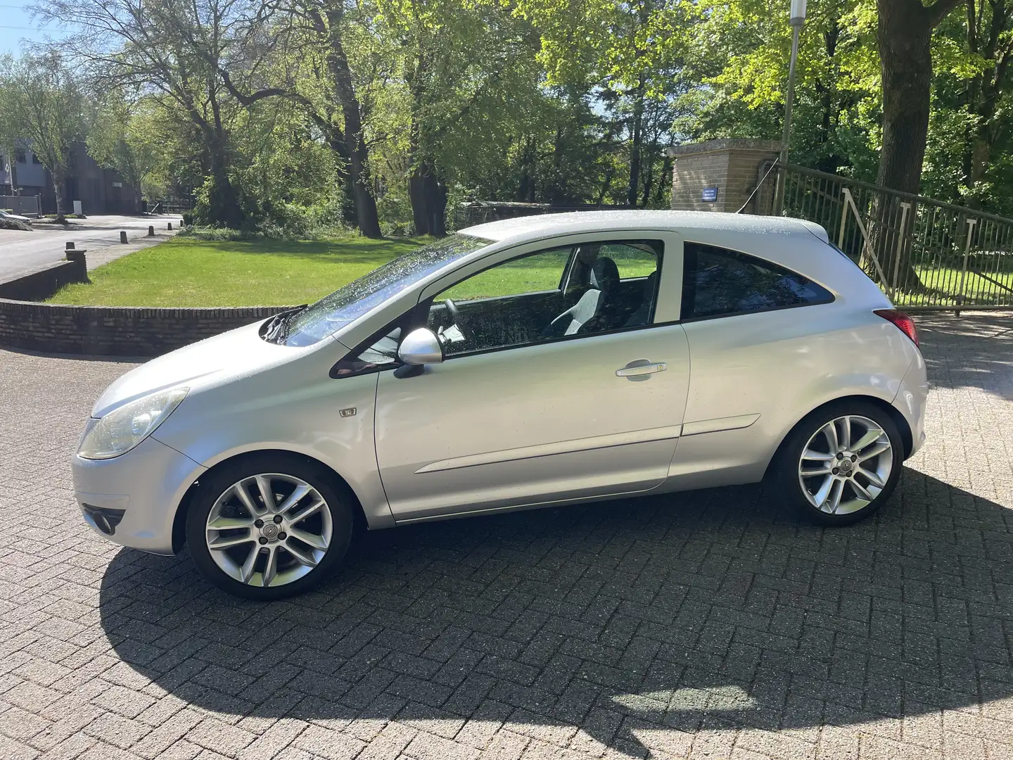Opel Corsa 1.2-16V Enjoy Grijs - 2