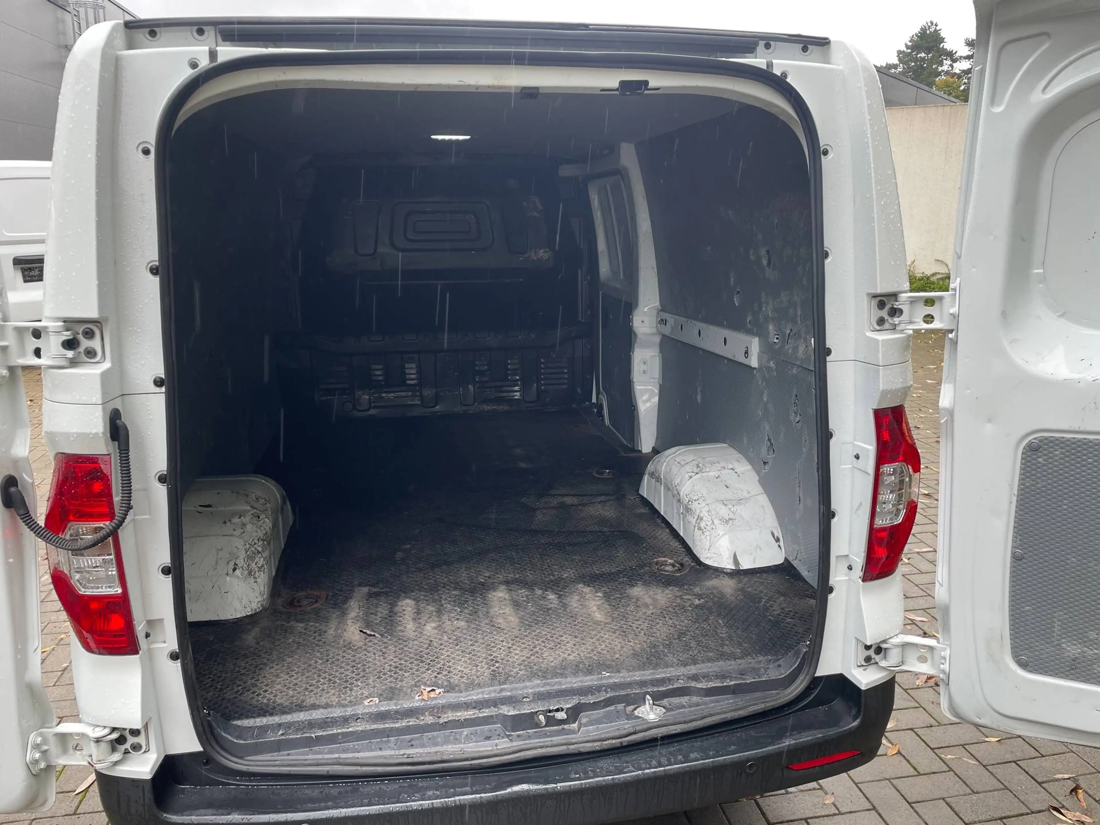 Maxus eDeliver 3 Elektro Transporter — photo 9