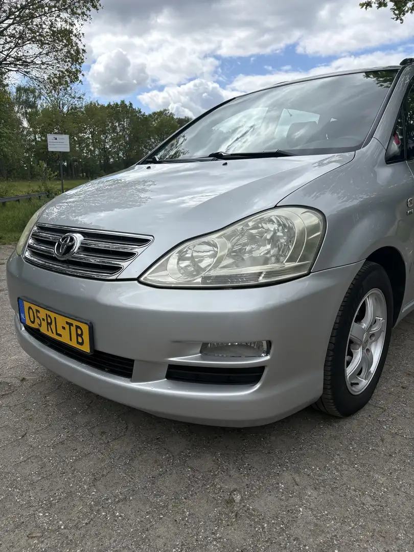 Toyota Avensis Verso 2.0i Linea Sol 6p. Grau - 2