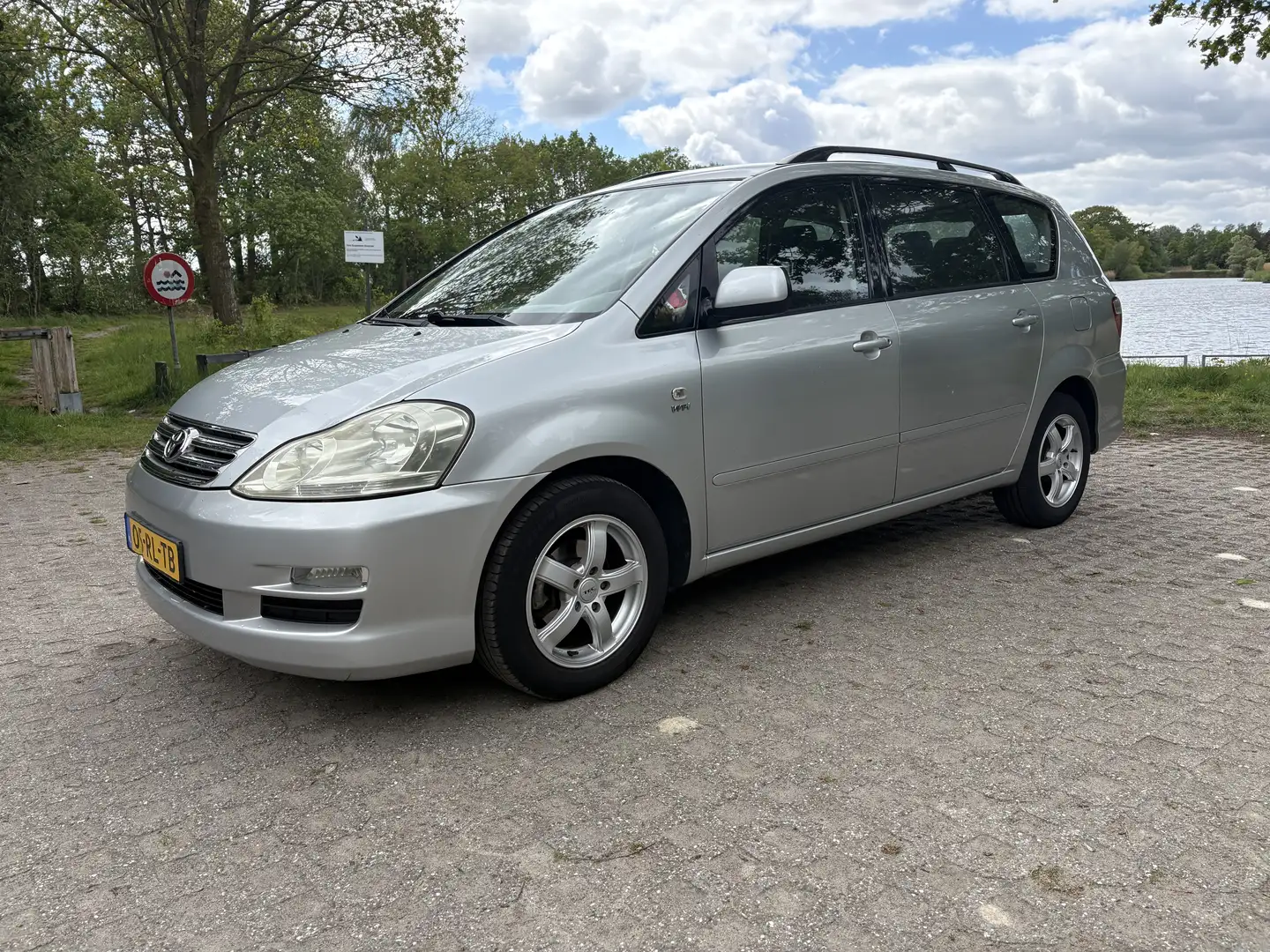 Toyota Avensis Verso 2.0i Linea Sol 6p. Grau - 1