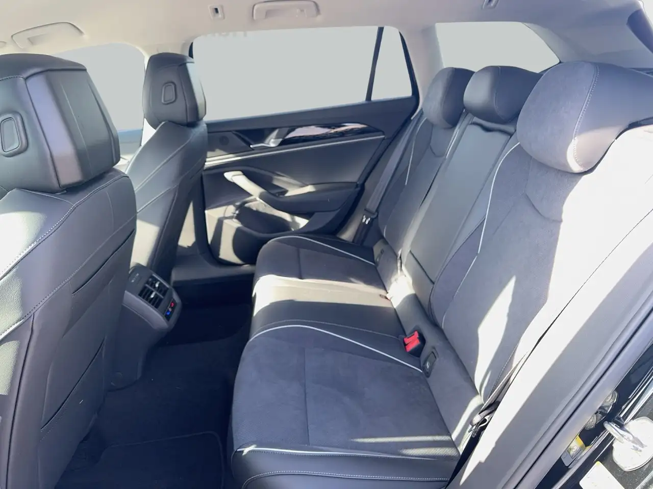 Volkswagen Passat Variant Business eTSI DSG 11