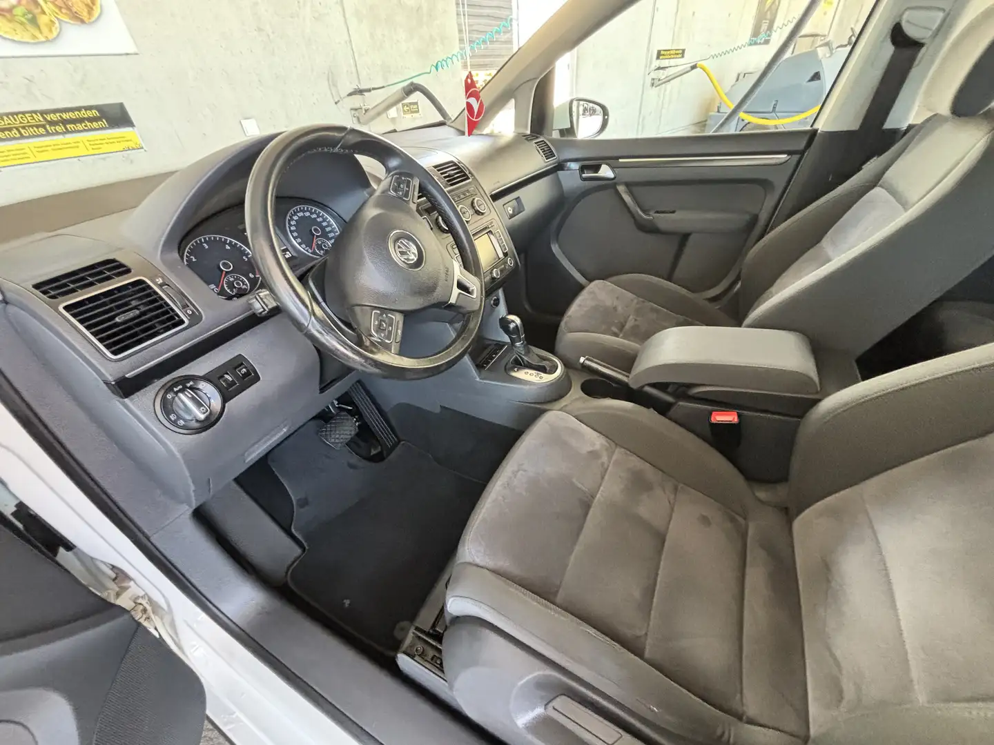 Volkswagen Touran Highline 1,6 BMT TDI DPF DSG Weiß - 2