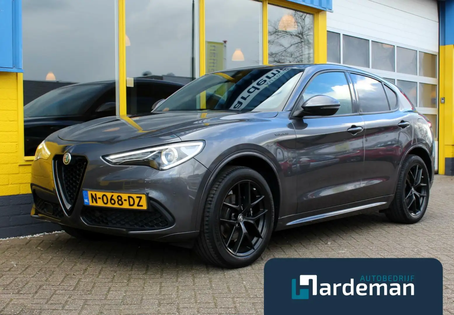 Alfa Romeo Stelvio 2.0 T AWD Veloce Carplay Grijs - 1
