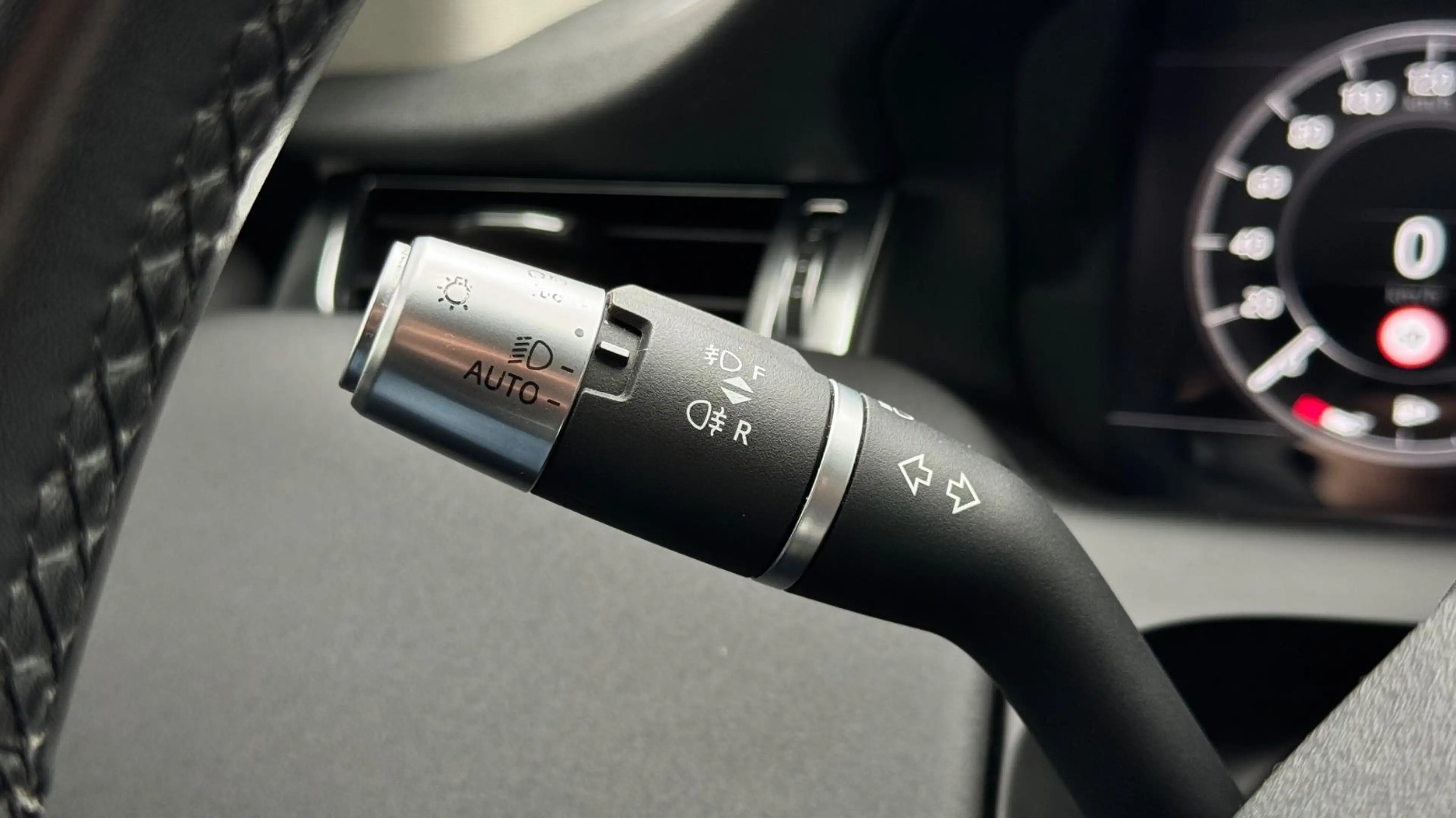 Land Rover Discovery Sport AWD*FACELIFT*Pano*LED*Keyless*19 — photo 24