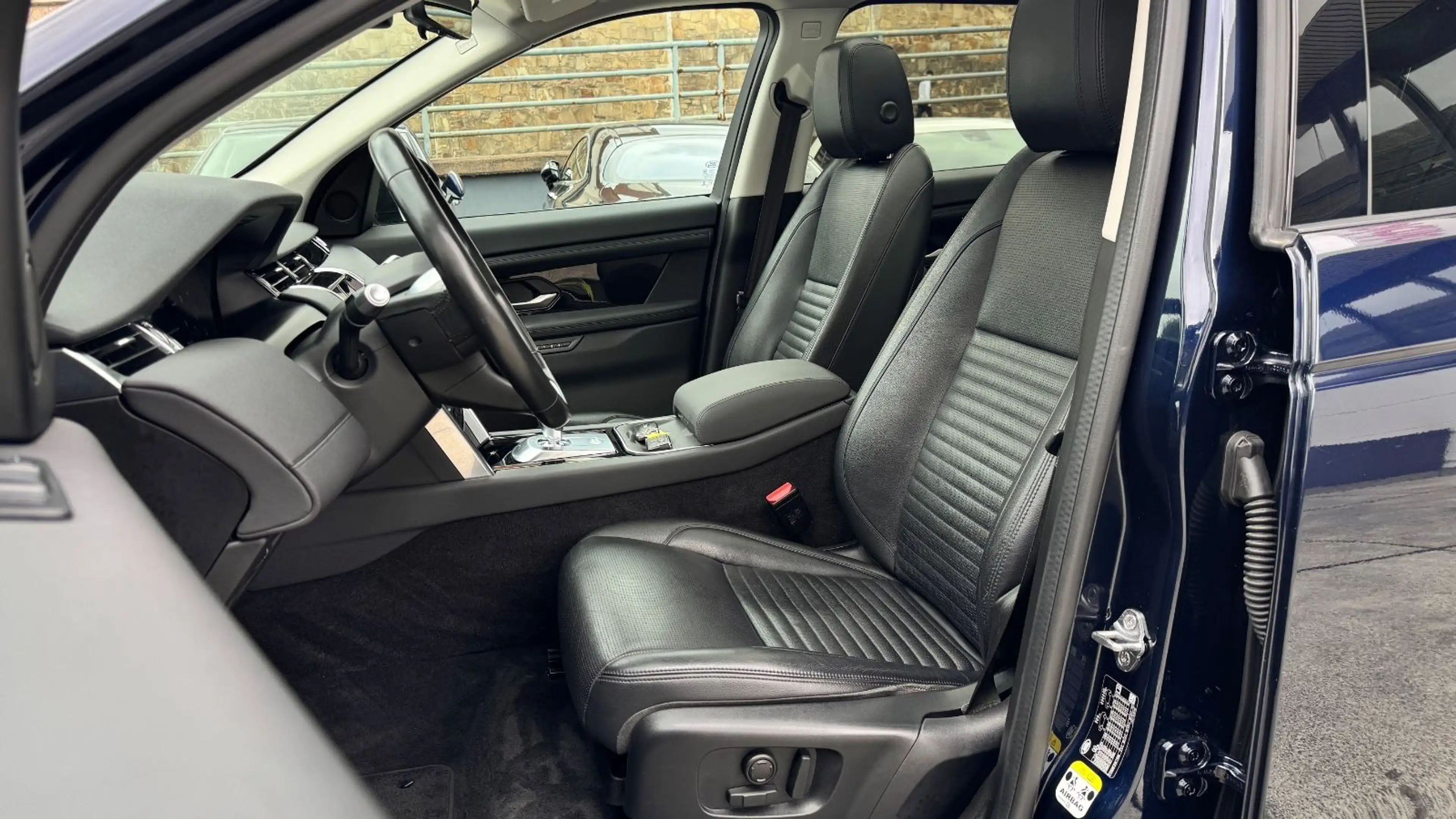 Land Rover Discovery Sport AWD*FACELIFT*Pano*LED*Keyless*19 — photo 9