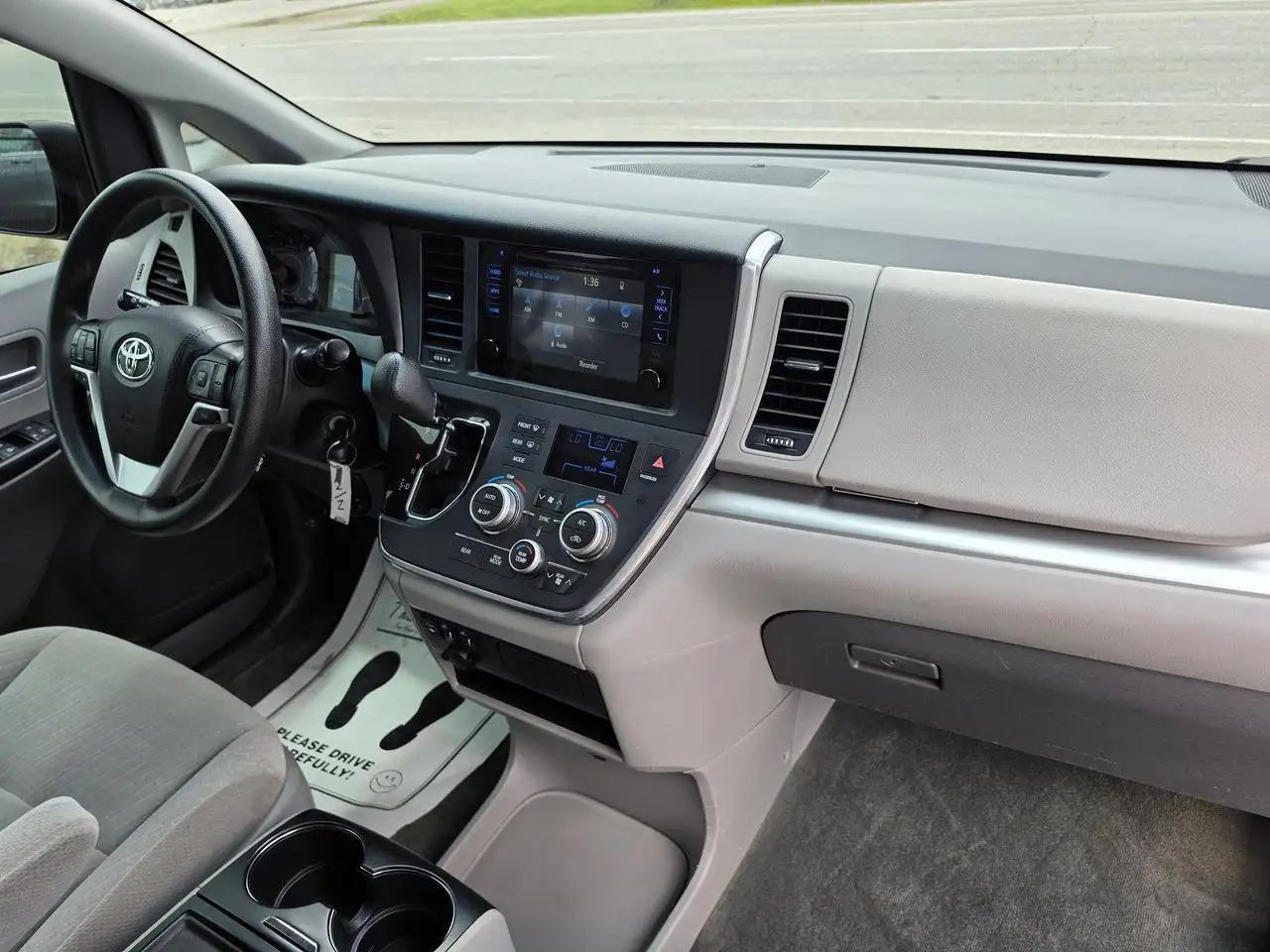 Toyota Sienna photo Toyota Sienna
