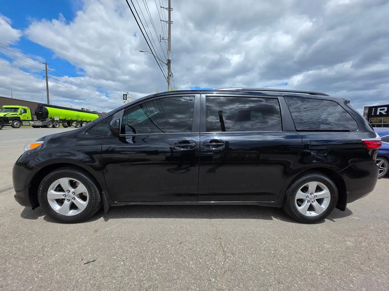 Toyota Sienna photo Toyota Sienna