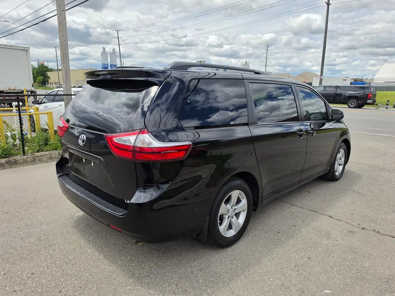 Toyota Sienna photo Toyota Sienna